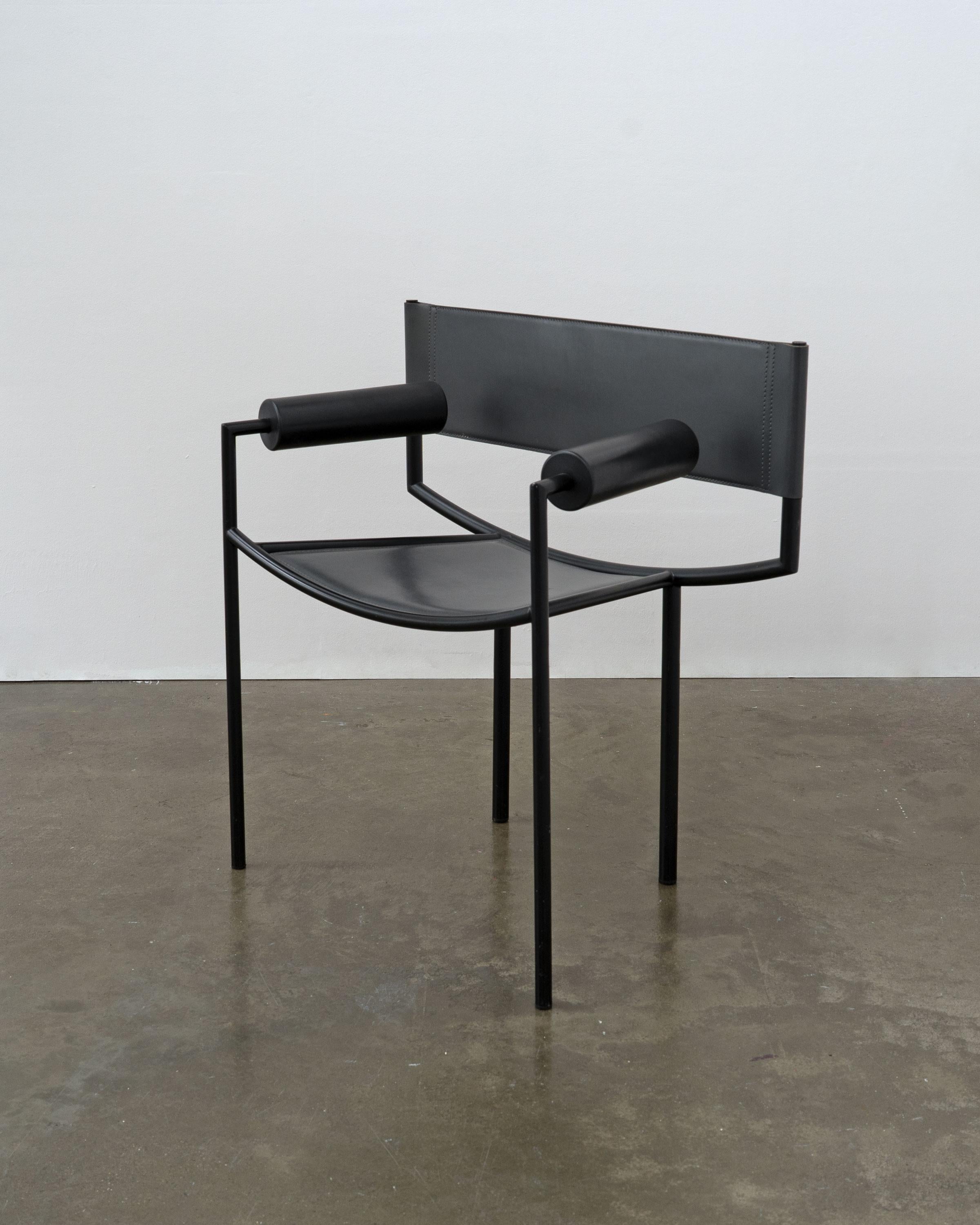 Postmoderne Chaise postmoderne en cuir et en acier, c.C. 1980 en vente