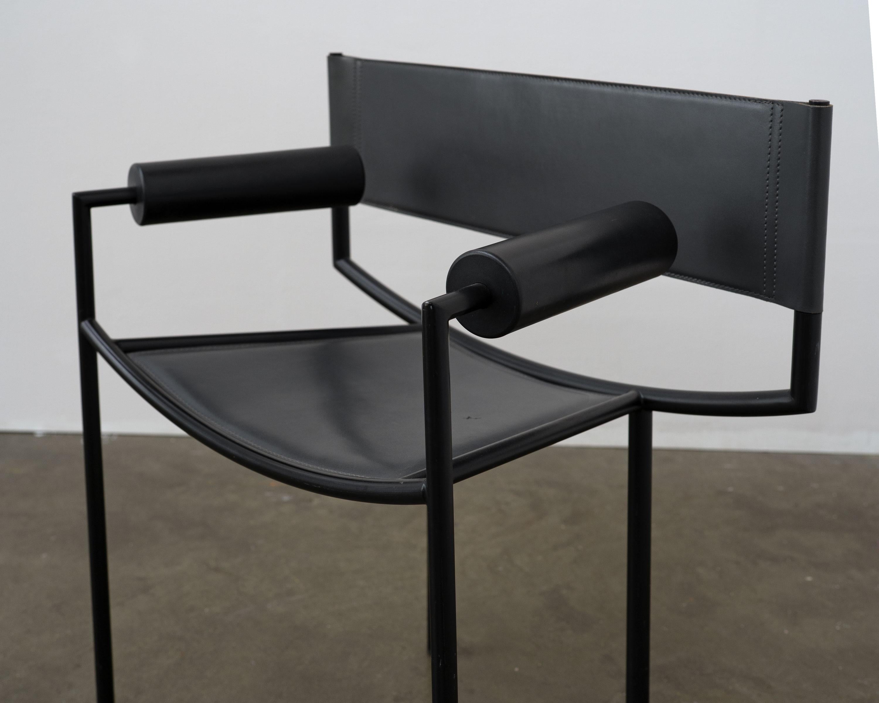 italien Chaise postmoderne en cuir et en acier, c.C. 1980 en vente