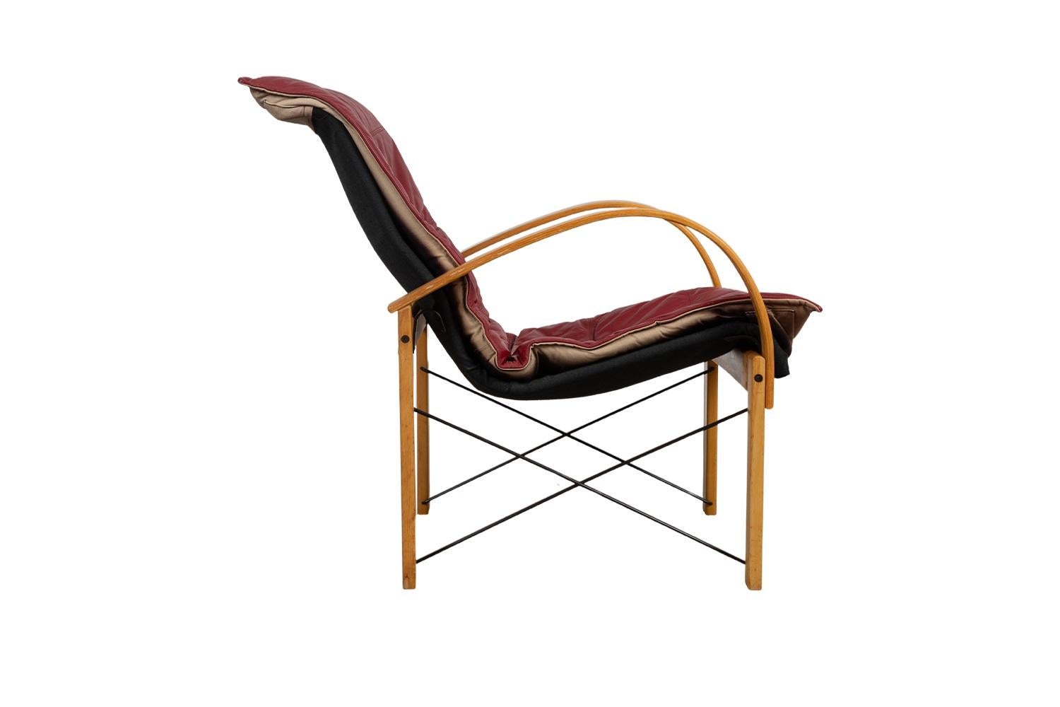 Sillón posmoderno de cuero atribuido a Tord Bjorklund finales del siglo XX en venta
