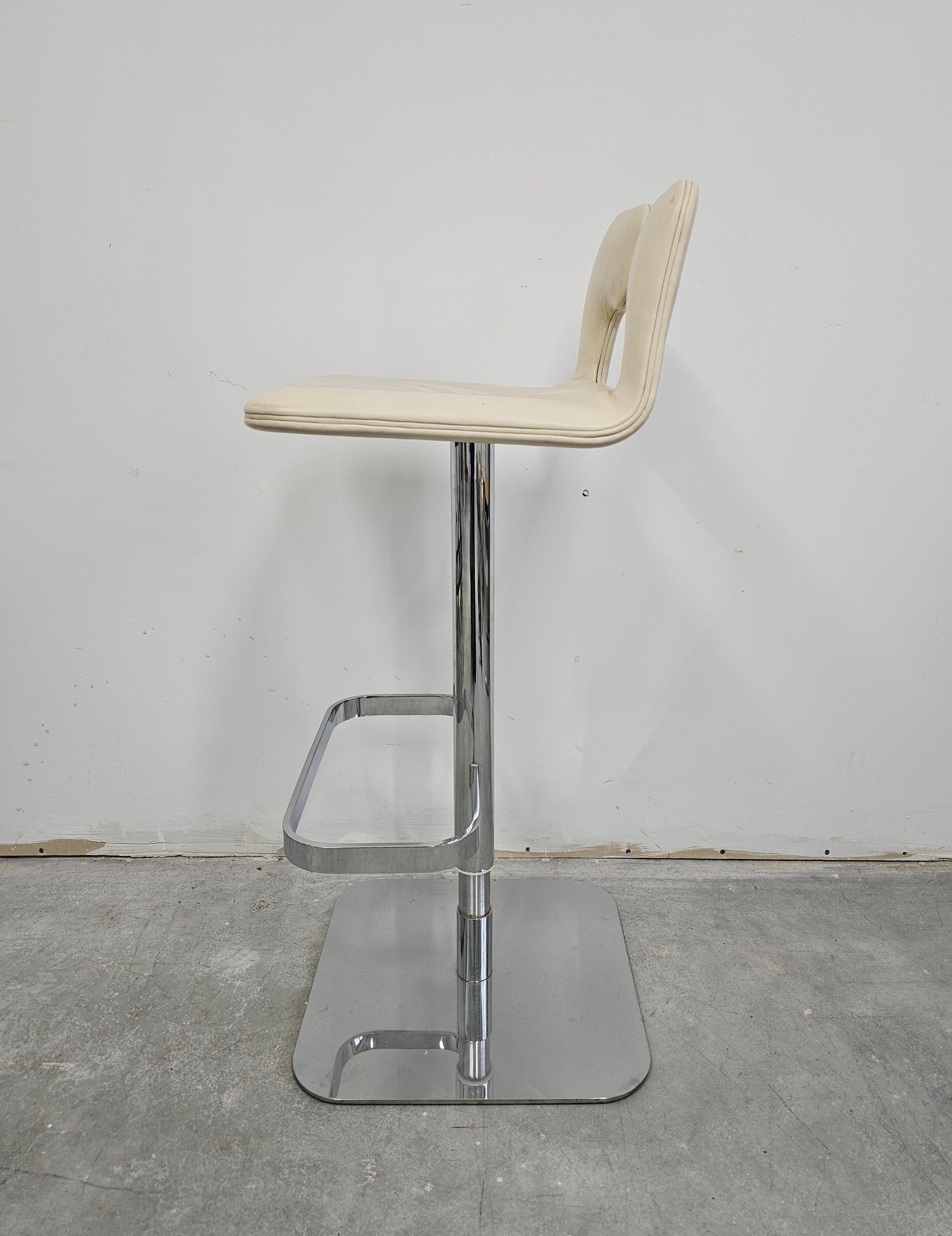 Taburetes de bar de cuero postmodernos diseñados por Massimo Iosa Ghini para Poltrona Frau finales del siglo XX en venta