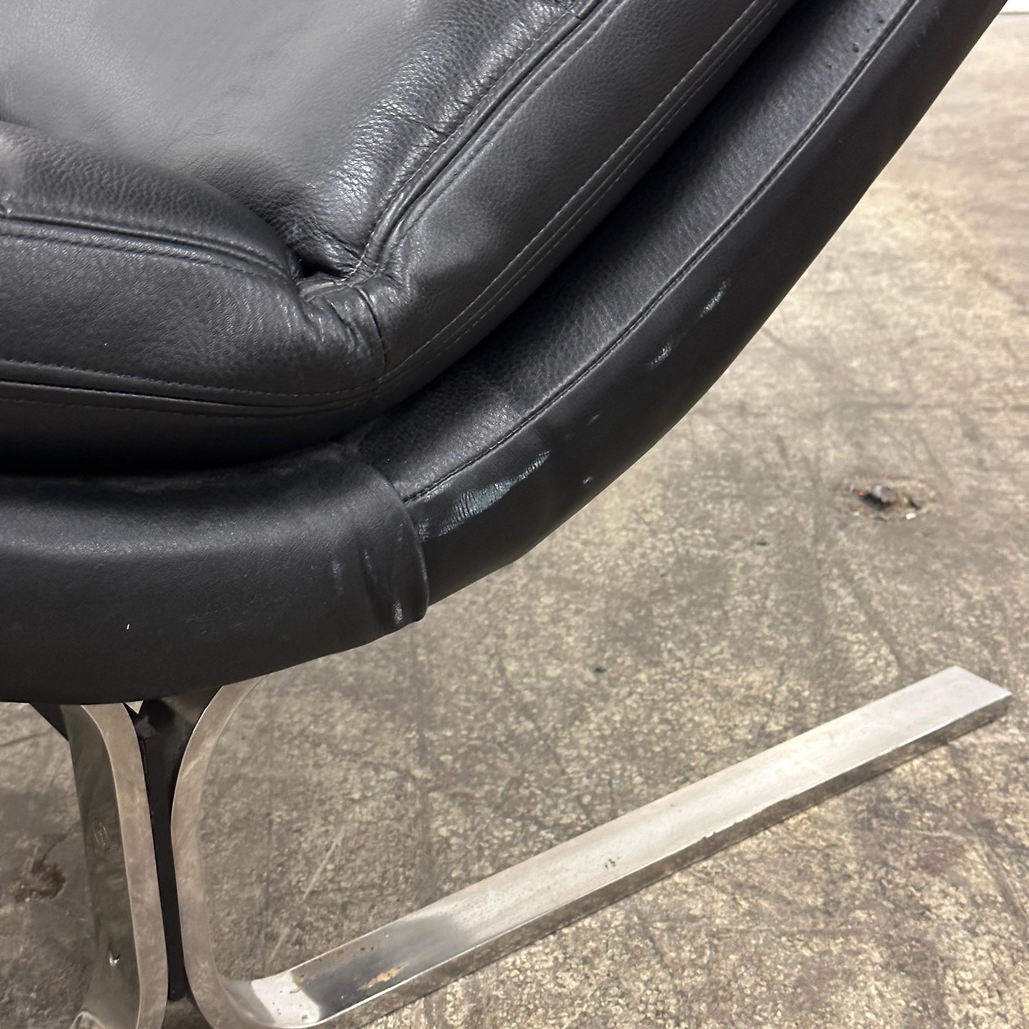 Postmodern Leather/Chrome Chaise by Brayton International In Good Condition For Sale In Chicago, IL