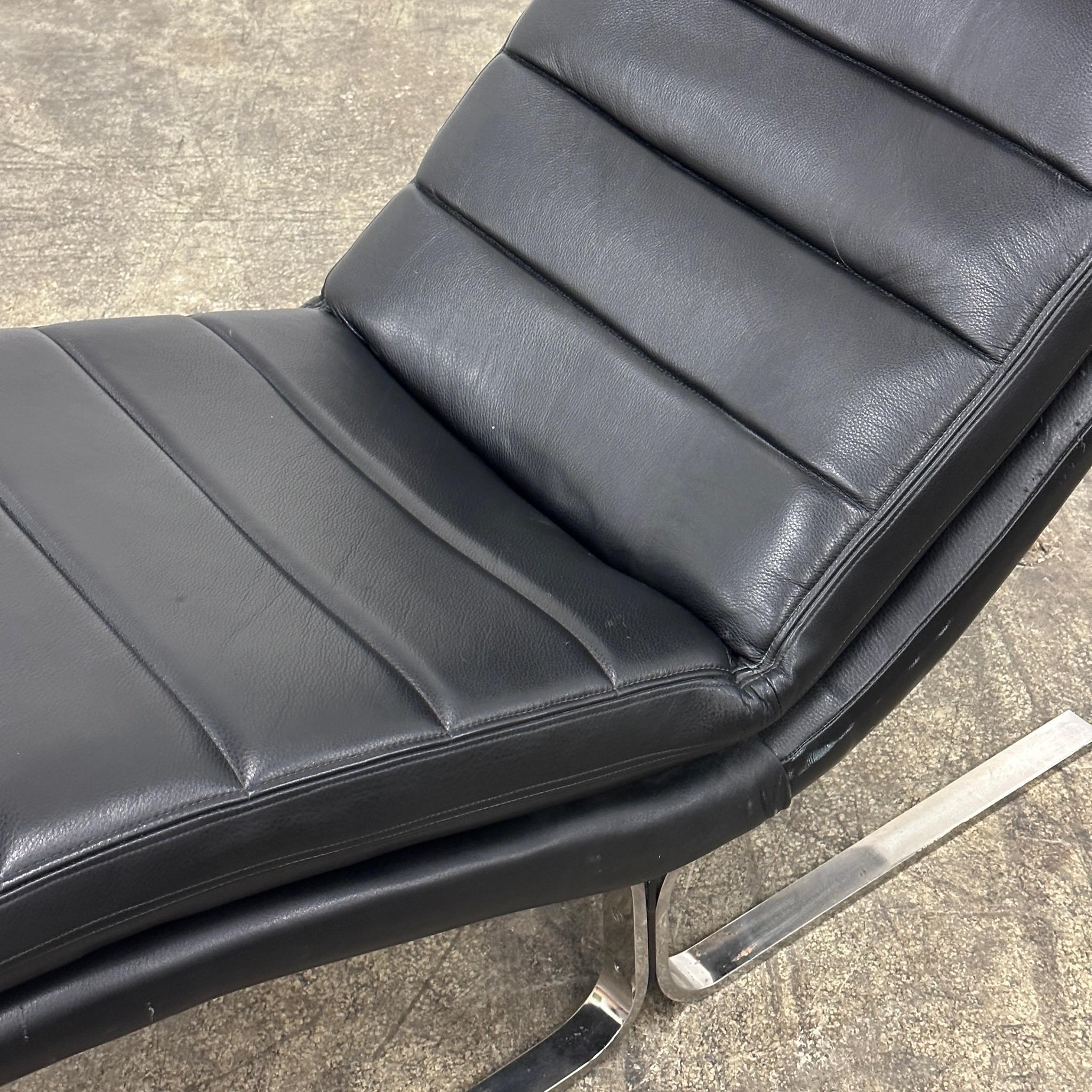 Fin du 20e siècle Chaise postmoderne en cuir/chrome de Brayton International en vente