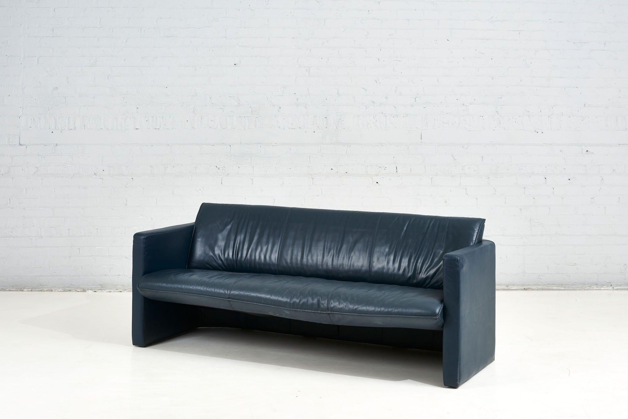 Canapé en cuir postmoderne de Leolux, 1970. Cuir original. Les paires de chaises sont vendues dans une liste séparée.