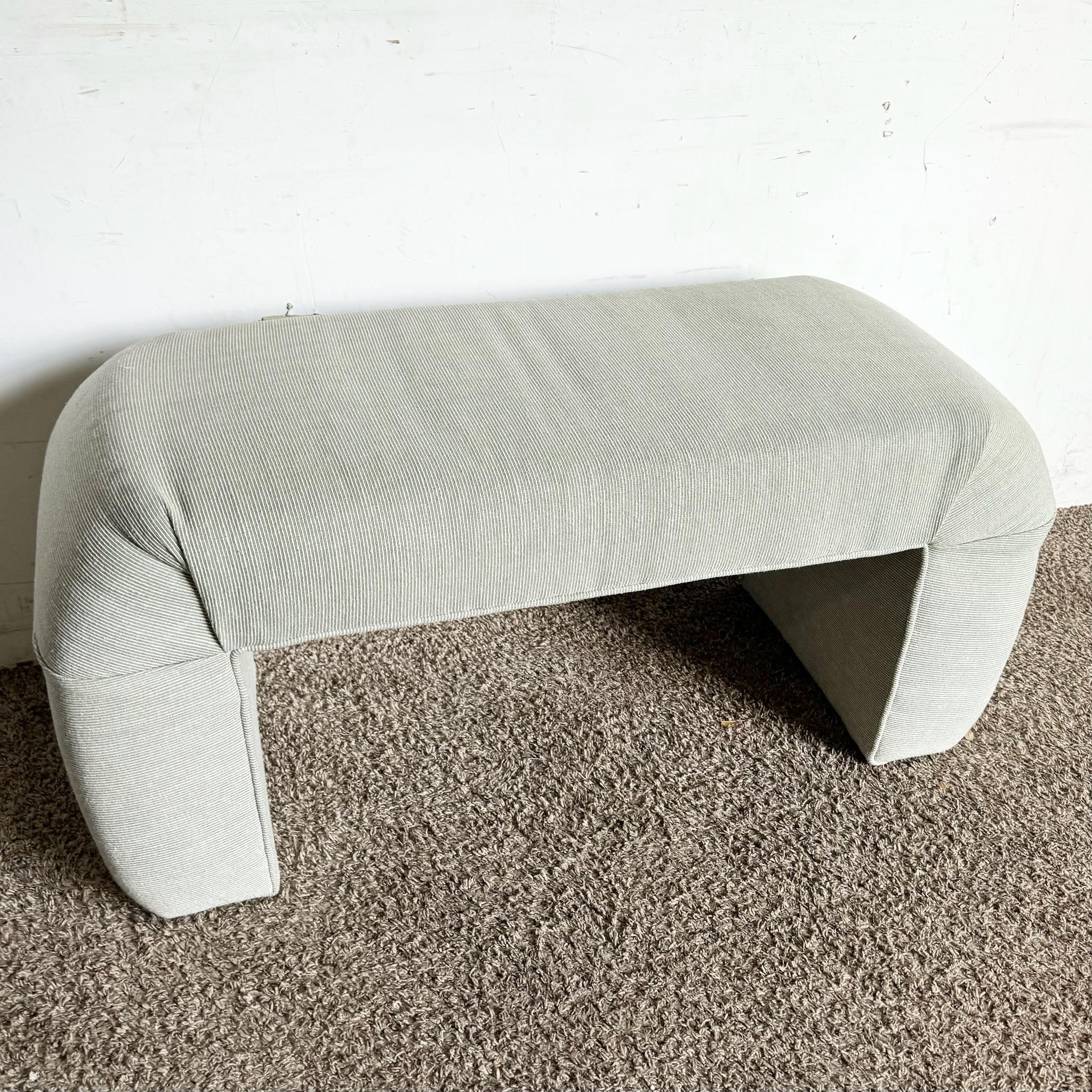 Apportez une touche audacieuse et moderne à votre espace avec ce banc postmoderne bleu clair et blanc chunky waterfall. Son design unique en forme de cascade et sa silhouette trapue créent un effet saisissant, alliant harmonieusement la forme et la