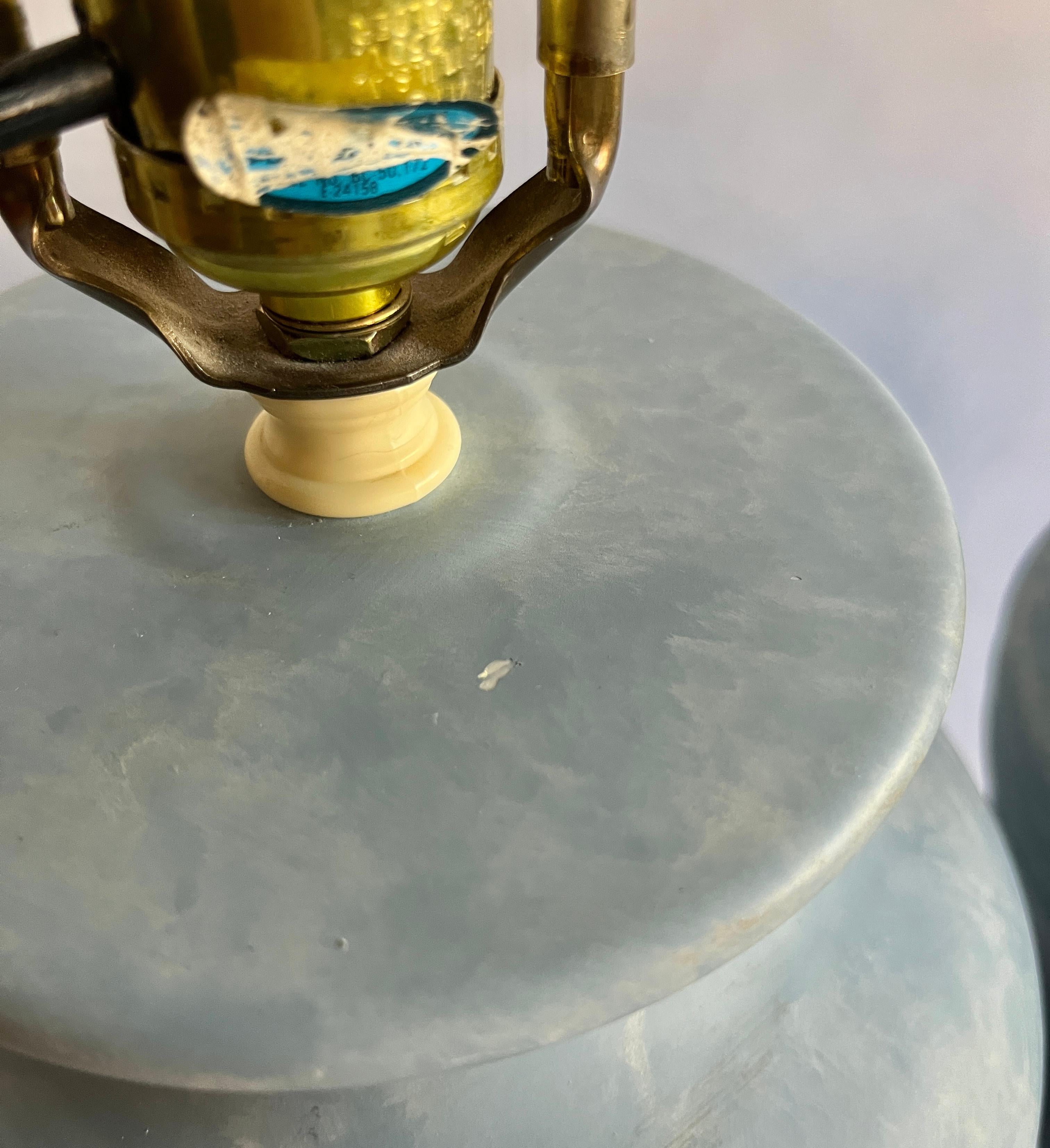 Fin du 20e siècle Paire de lampes urne postmodernes en céramique bleu clair, Chine royale en vente