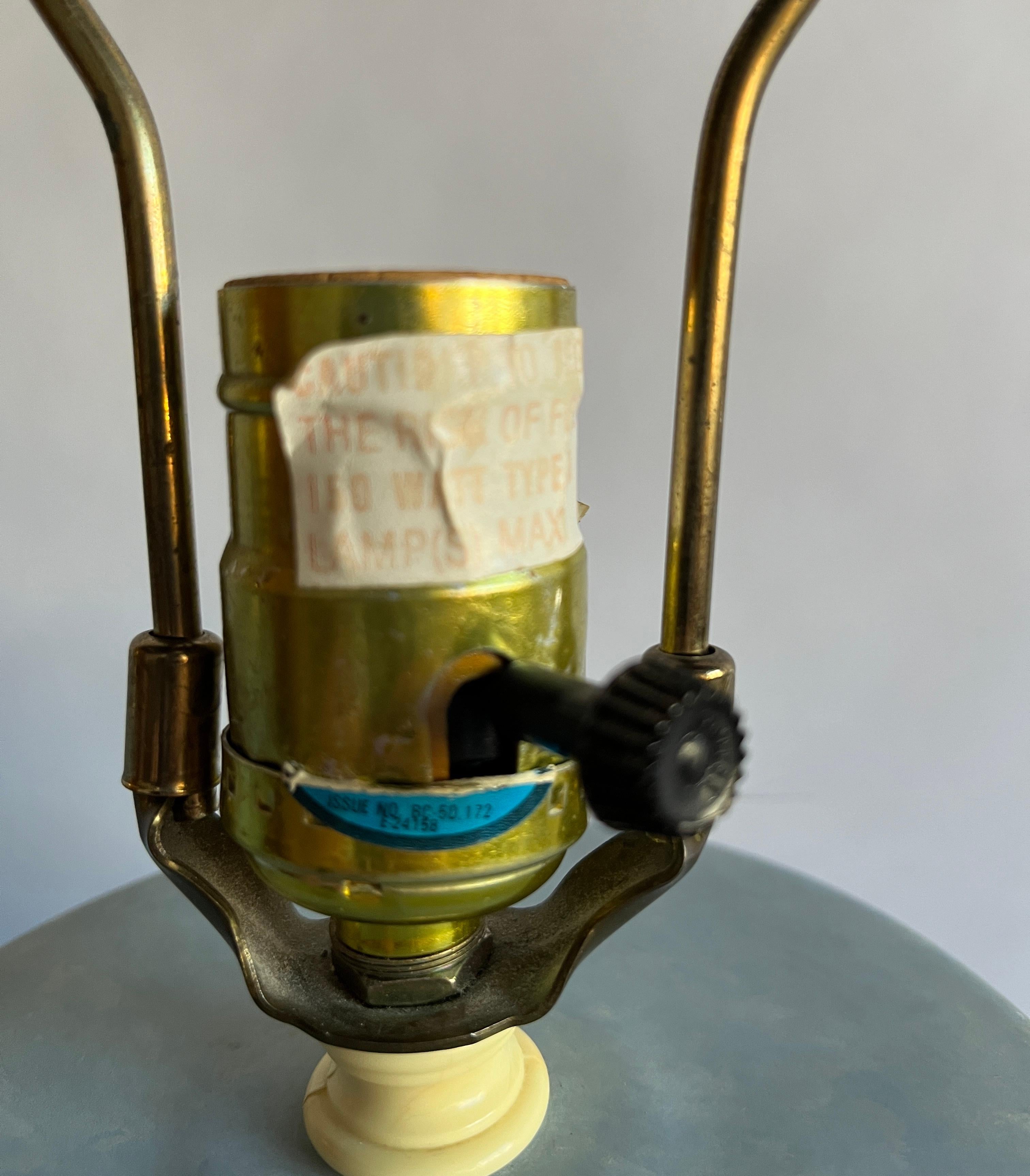 Céramique Paire de lampes urne postmodernes en céramique bleu clair, Chine royale en vente