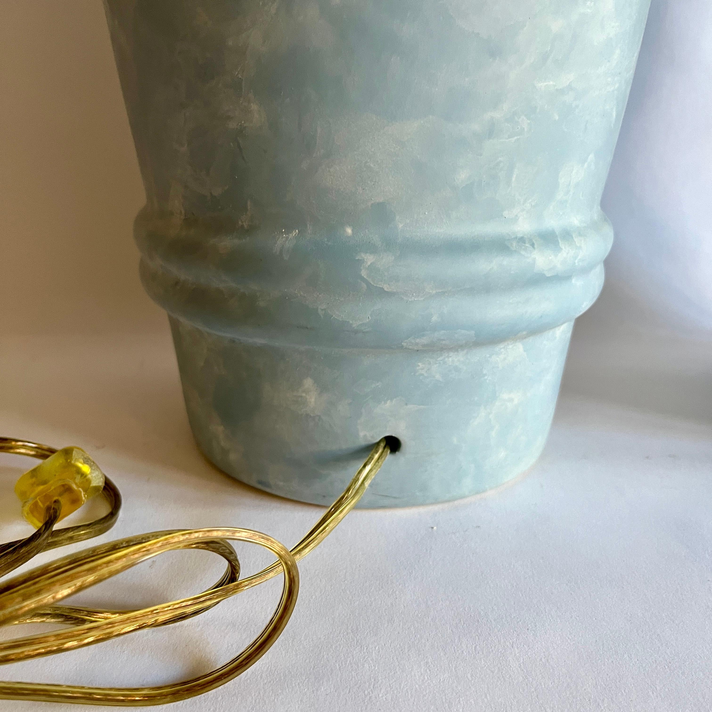 Paire de lampes urne postmodernes en céramique bleu clair, Chine royale en vente 1