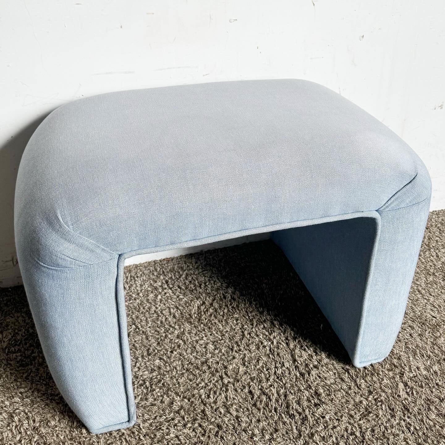 Introduisez une touche postmoderne dans votre espace avec ce banc cascade postmoderne bleu clair. Doté de courbes élégantes et d'une finition en tissu sans raccord, ce banc/tabouret polyvalent allie confort et élégance contemporaine. Parfait pour