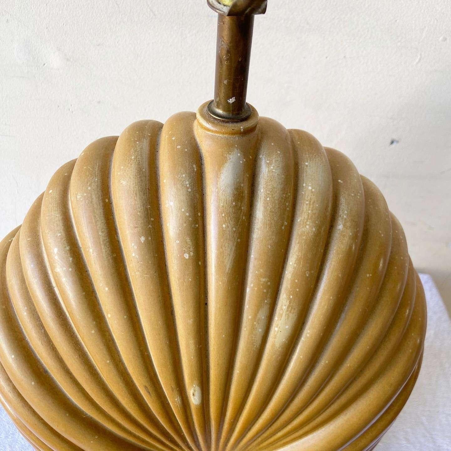 Postmodern Light Brown Ceramic Scalloped Table Lamp In Good Condition For Sale In Delray Beach, FL