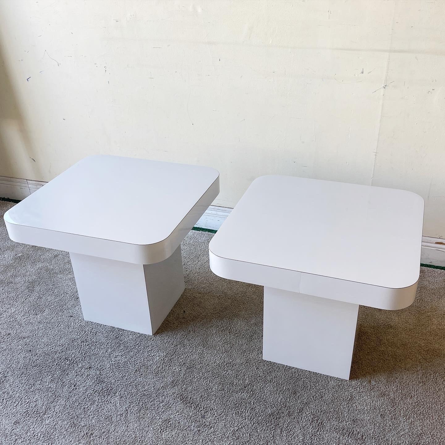 Tauchen Sie ein in die Welt des postmodernen Designs mit diesem Paar Postmodern Light Gray Lacquer Laminate Mushroom Side Tables. Mit ihrer glatten, hellgrauen Lackierung verkörpern diese Tische den skurrilen und zugleich anspruchsvollen Geist der
