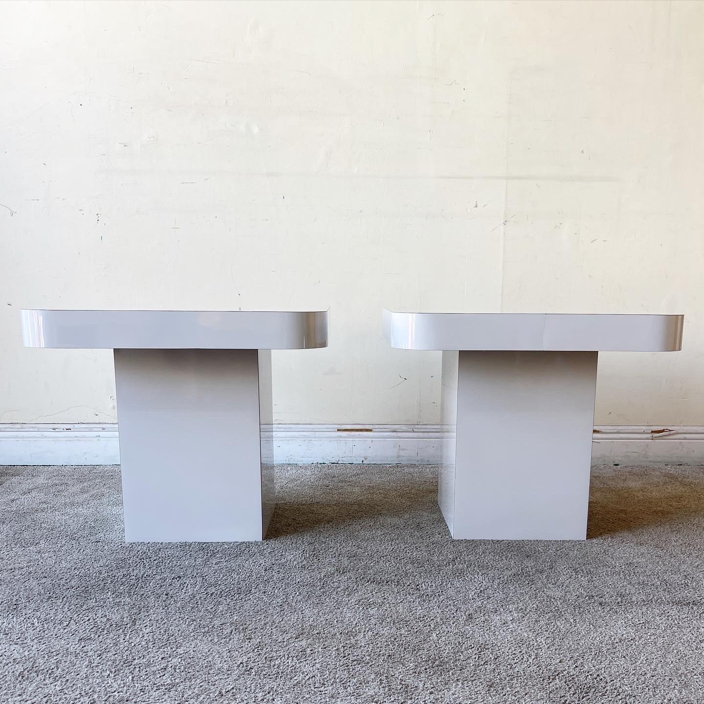 Postmoderne Beistelltische aus hellgrau lackiertem Laminat und Pilz mit Pilzmotiven – ein Paar im Zustand „Gut“ im Angebot in Delray Beach, FL
