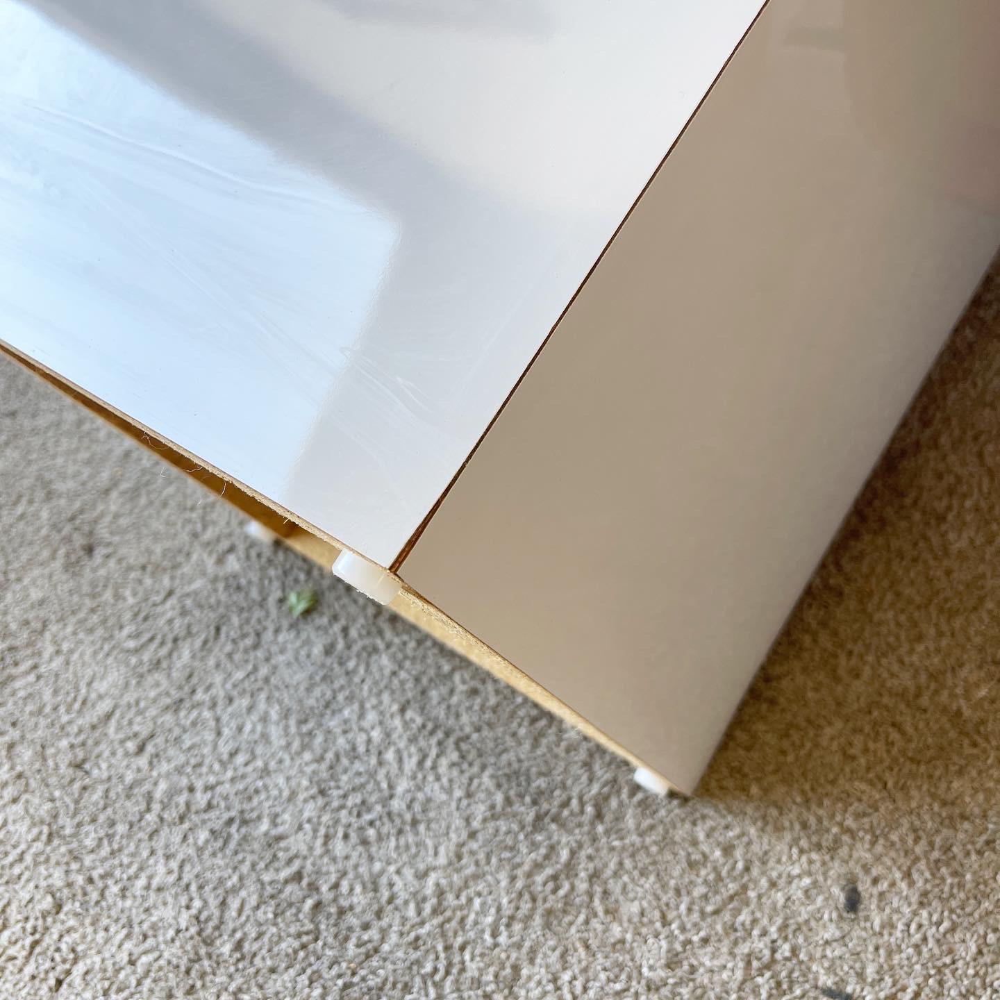 Postmoderne Beistelltische aus hellgrau lackiertem Laminat und Pilz mit Pilzmotiven – ein Paar im Angebot 2