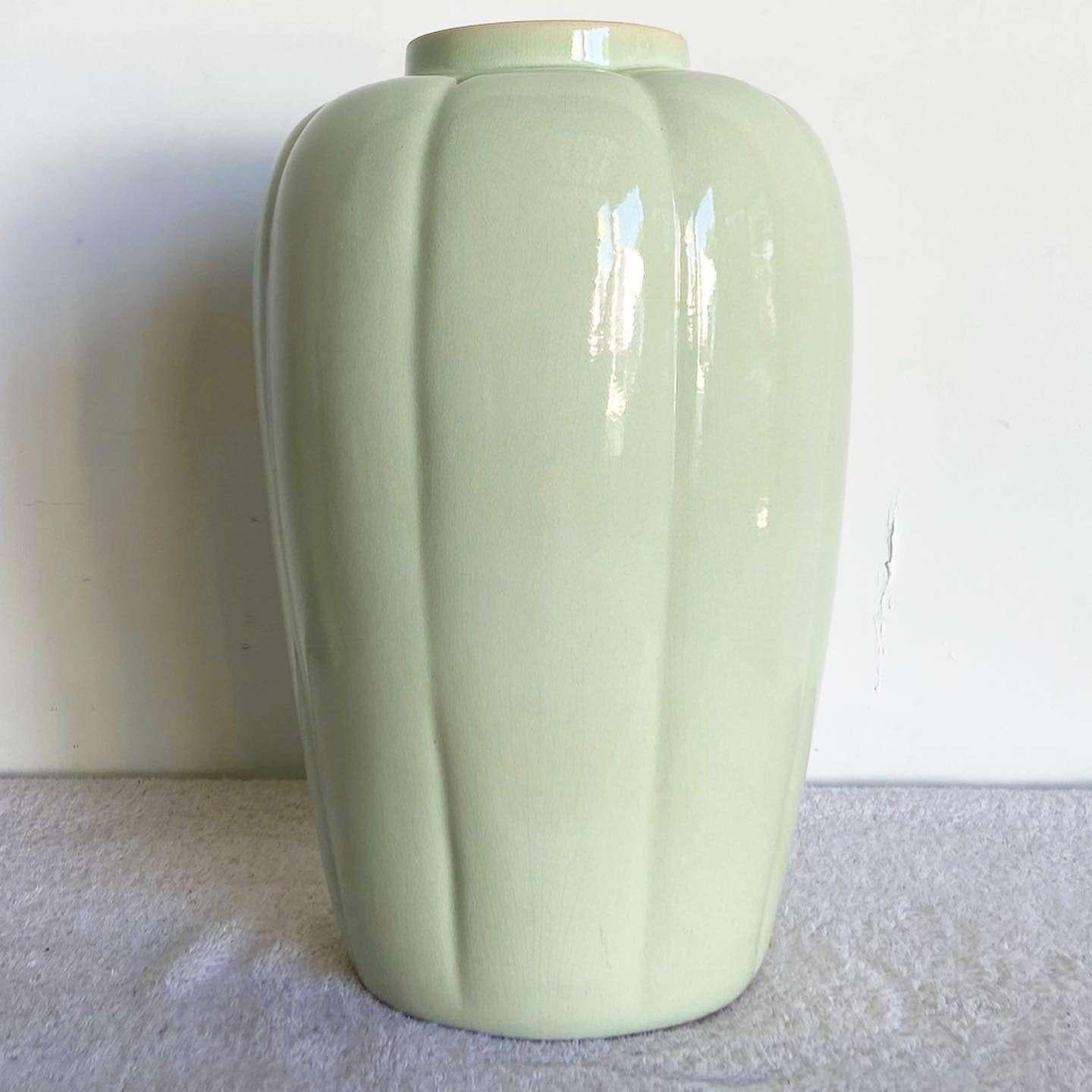 Unglaubliche postmoderne Vintage-Keramikvase. Die Oberfläche ist glänzend grün und hat eine gewellte Form.
