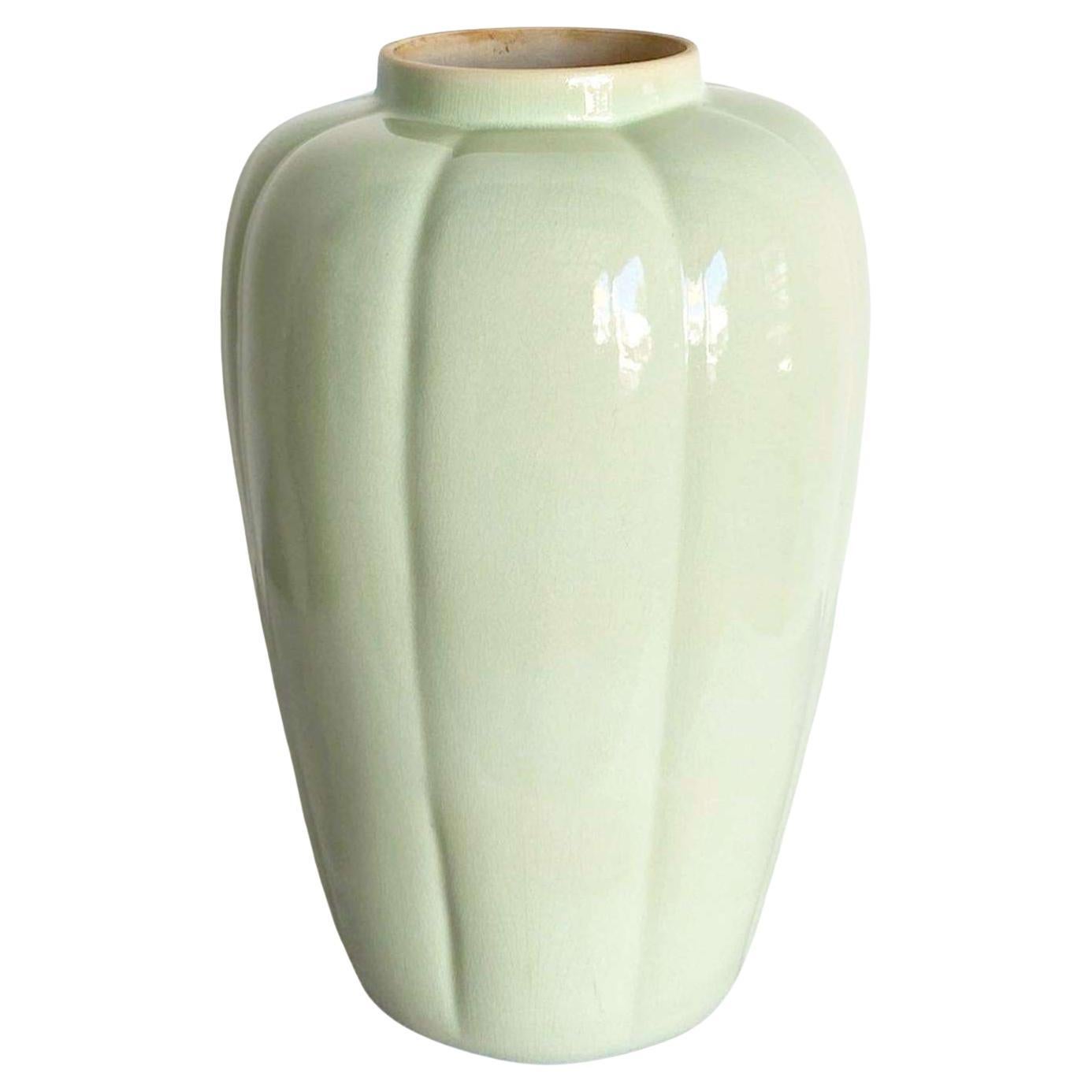 Postmoderne hellgrüne Keramikvase mit Wellenschliff im Angebot