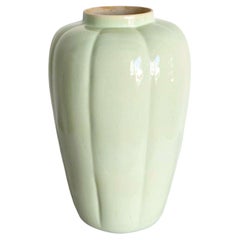 Vase postmoderne en céramique festonnée vert clair