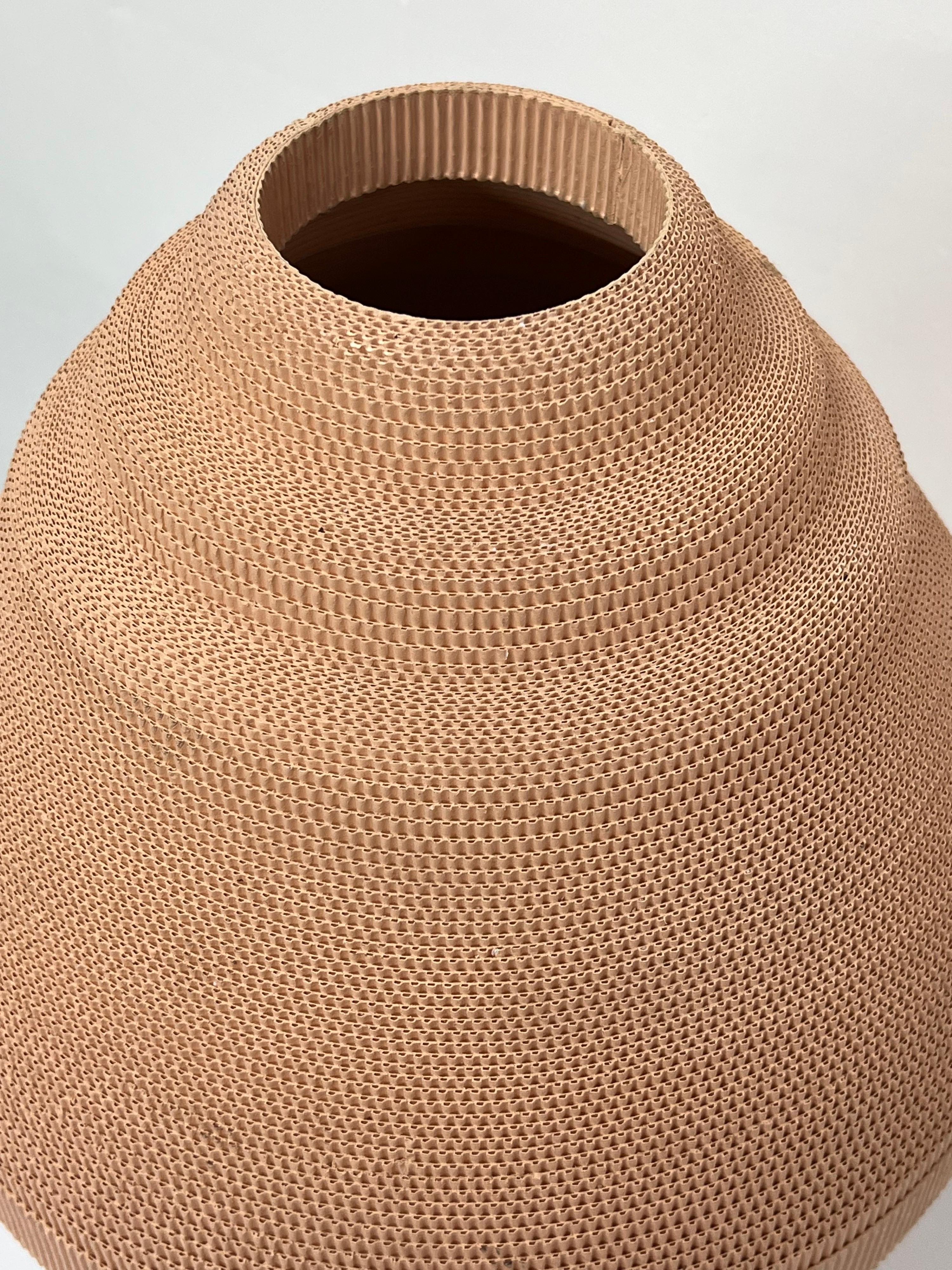 Fibre naturelle Vase carton ondulé postmoderne pêche claire de Flute, Chicago en vente