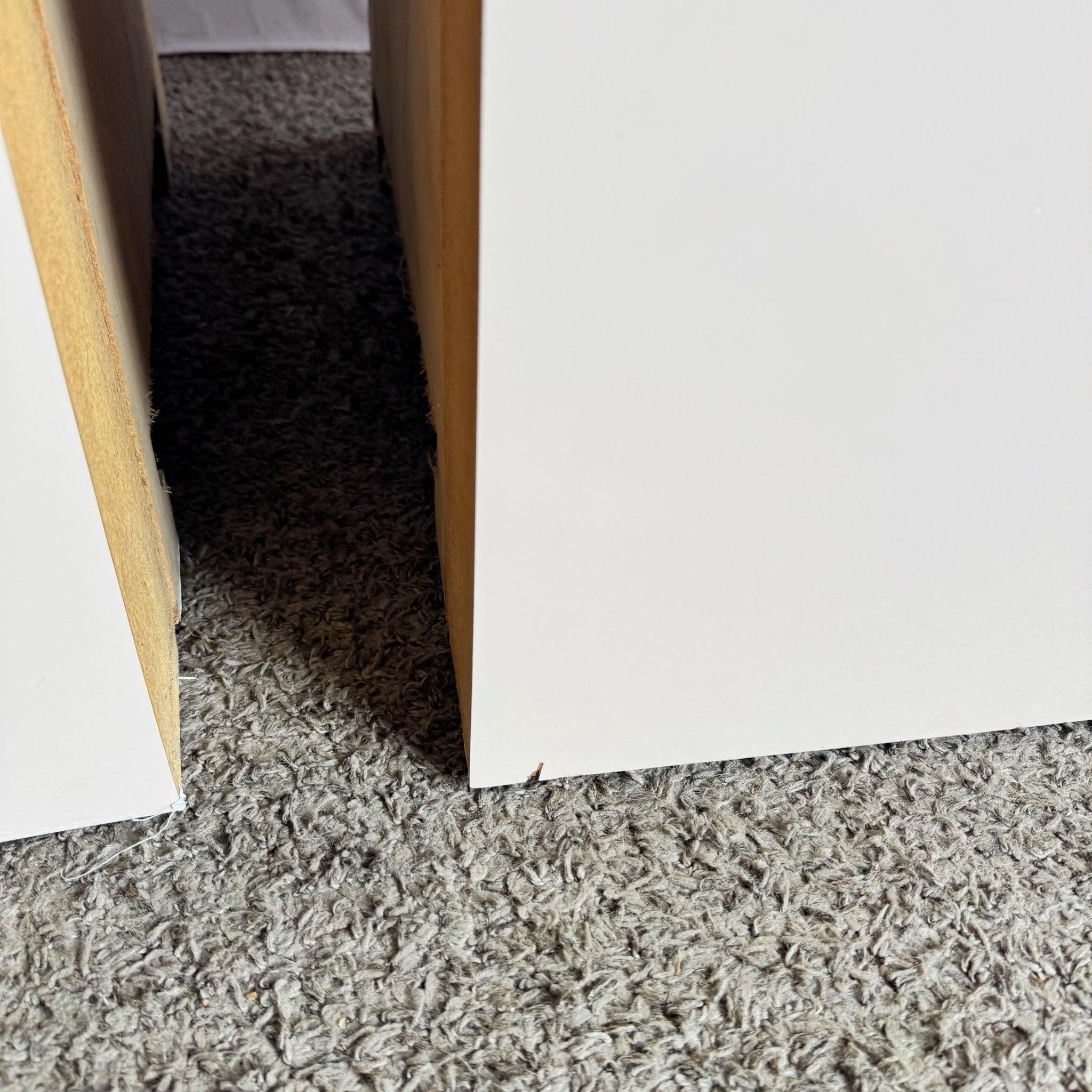 Las mesillas de noche postmodernas de laminado rosa claro tienen cuatro cajones, elegantes tiradores integrados y un acabado rubor brillante, escultural y retro-chic.
 

 Vendemos artículos tal y como se adquieren, sin restaurar ni reparar. Las