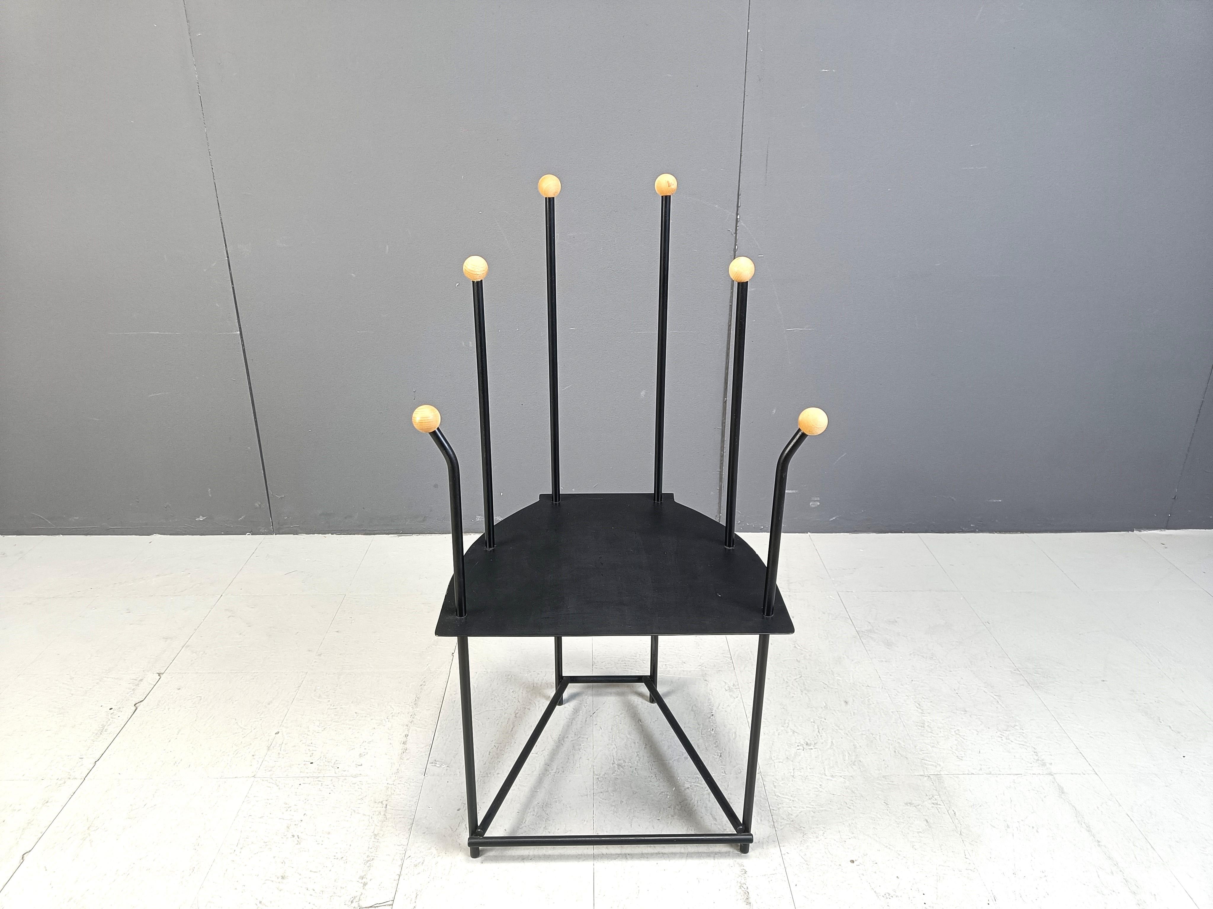 Silla auxiliar de metal postmoderna.

La silla tiene un diseño atemporal, y los extremos de las varillas metálicas son de madera.

años 80 - Bélgica

Altura: 103 cm
Anchura: 50 cm
Profundidad: 45 cm
Altura del asiento: 45 cm

Referencia: