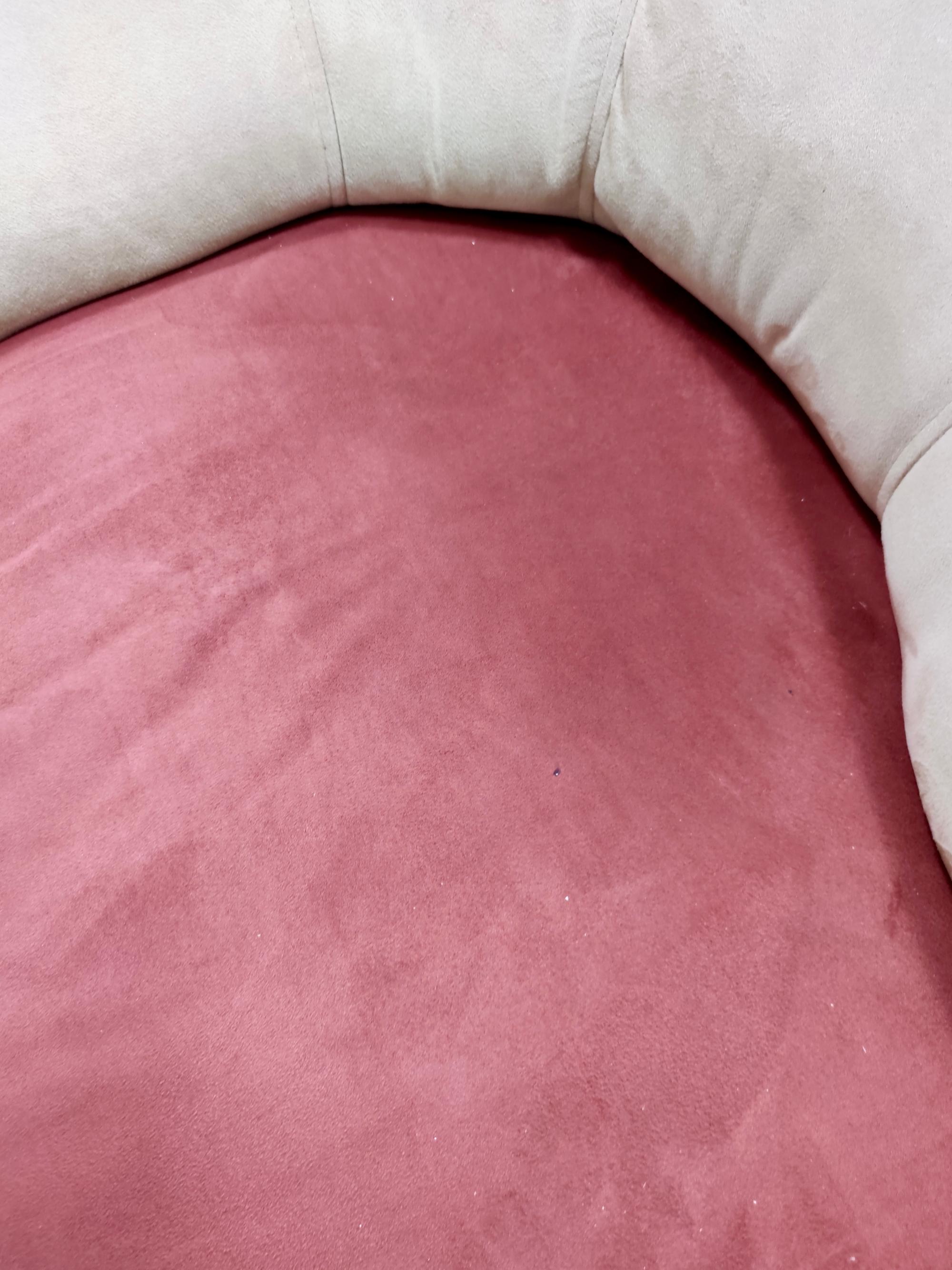 Fauteuil de salon postmoderne tapissé d'un tissu Alcantara beige et crimson, Italie en vente 4