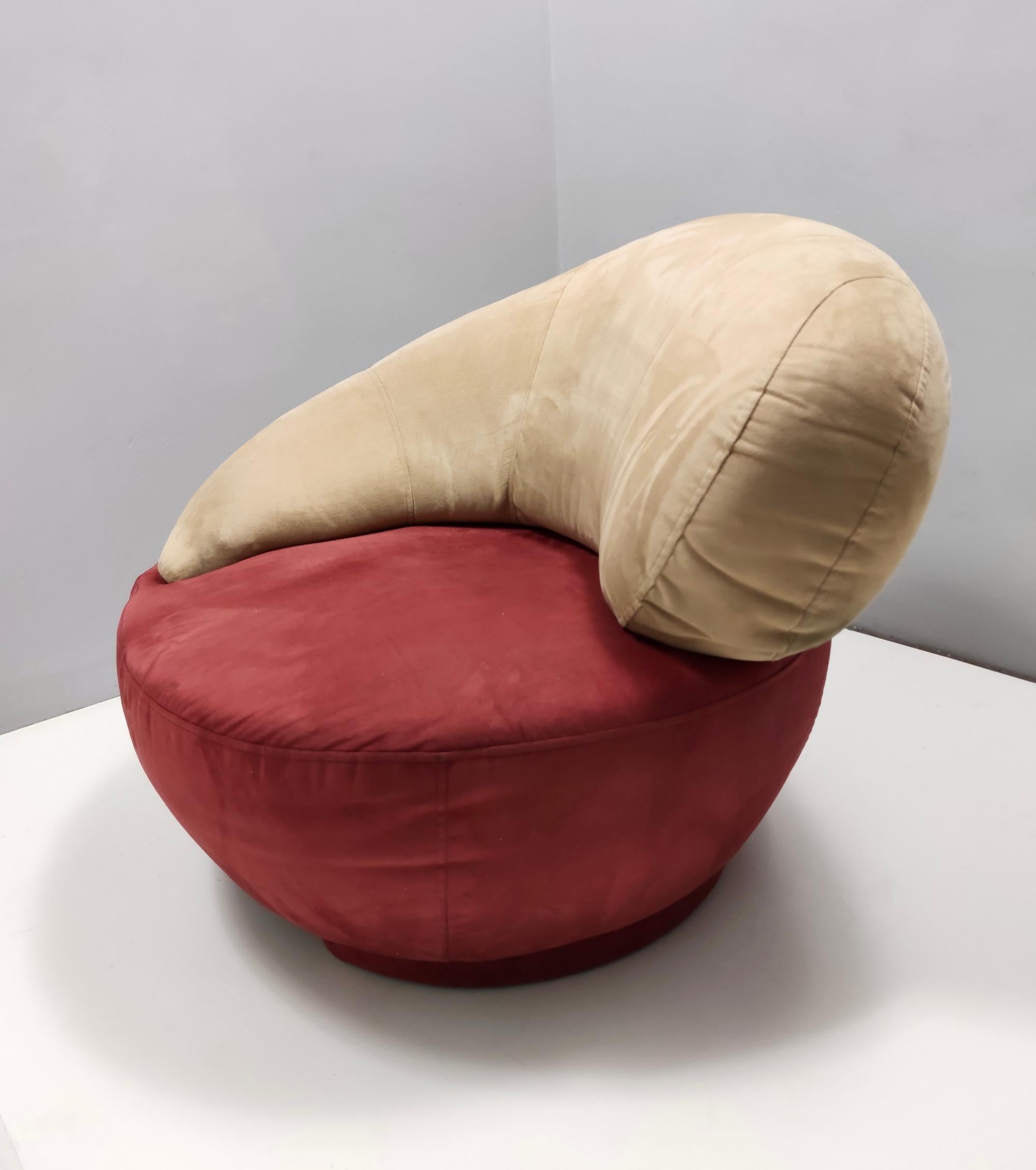Postmodern Lounge Chair with a Beige and Crimson Alcantara Upholstery, Italy In Good Condition For Sale In Bresso, Lombardy