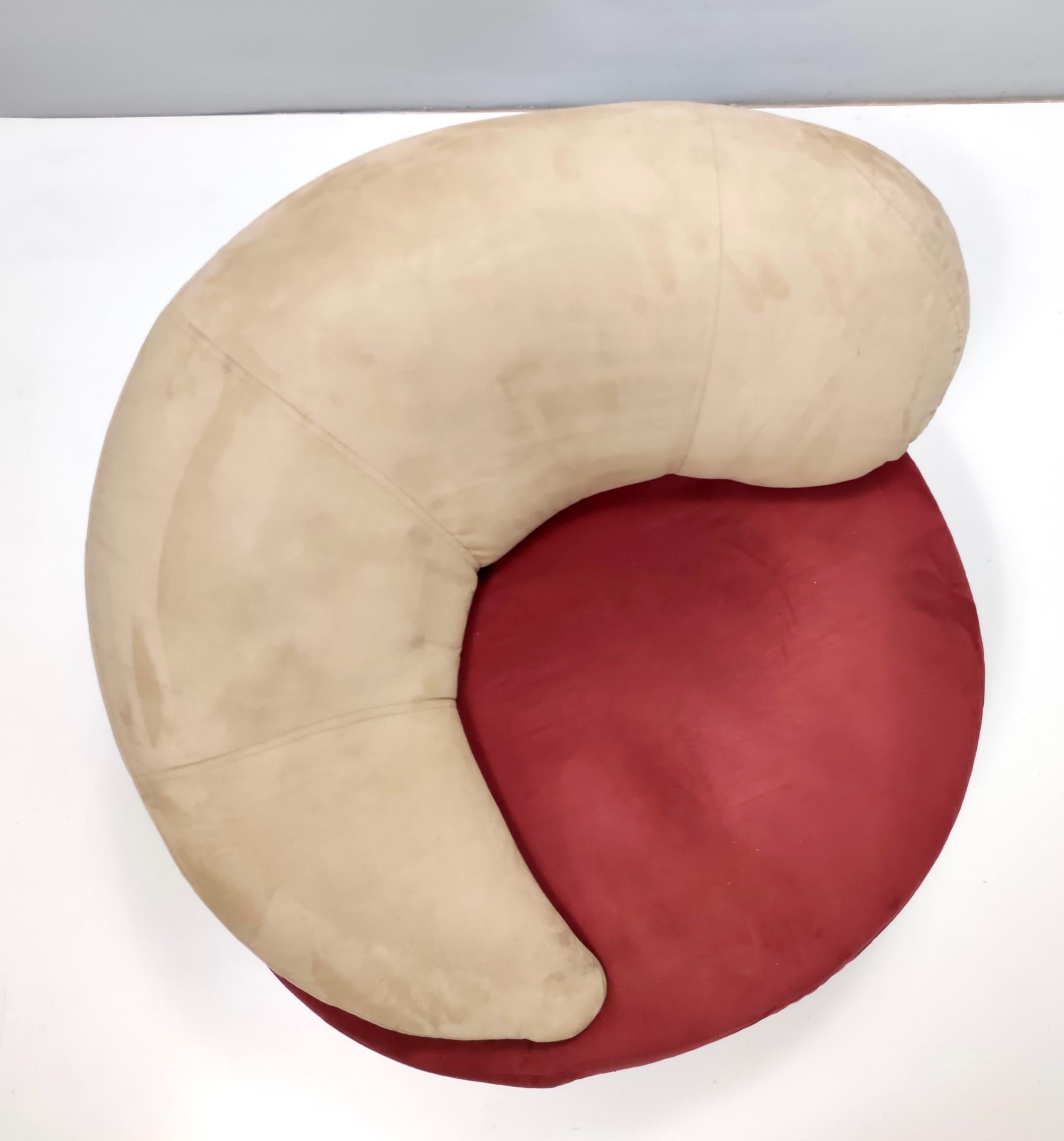 Fauteuil de salon postmoderne tapissé d'un tissu Alcantara beige et crimson, Italie en vente 2