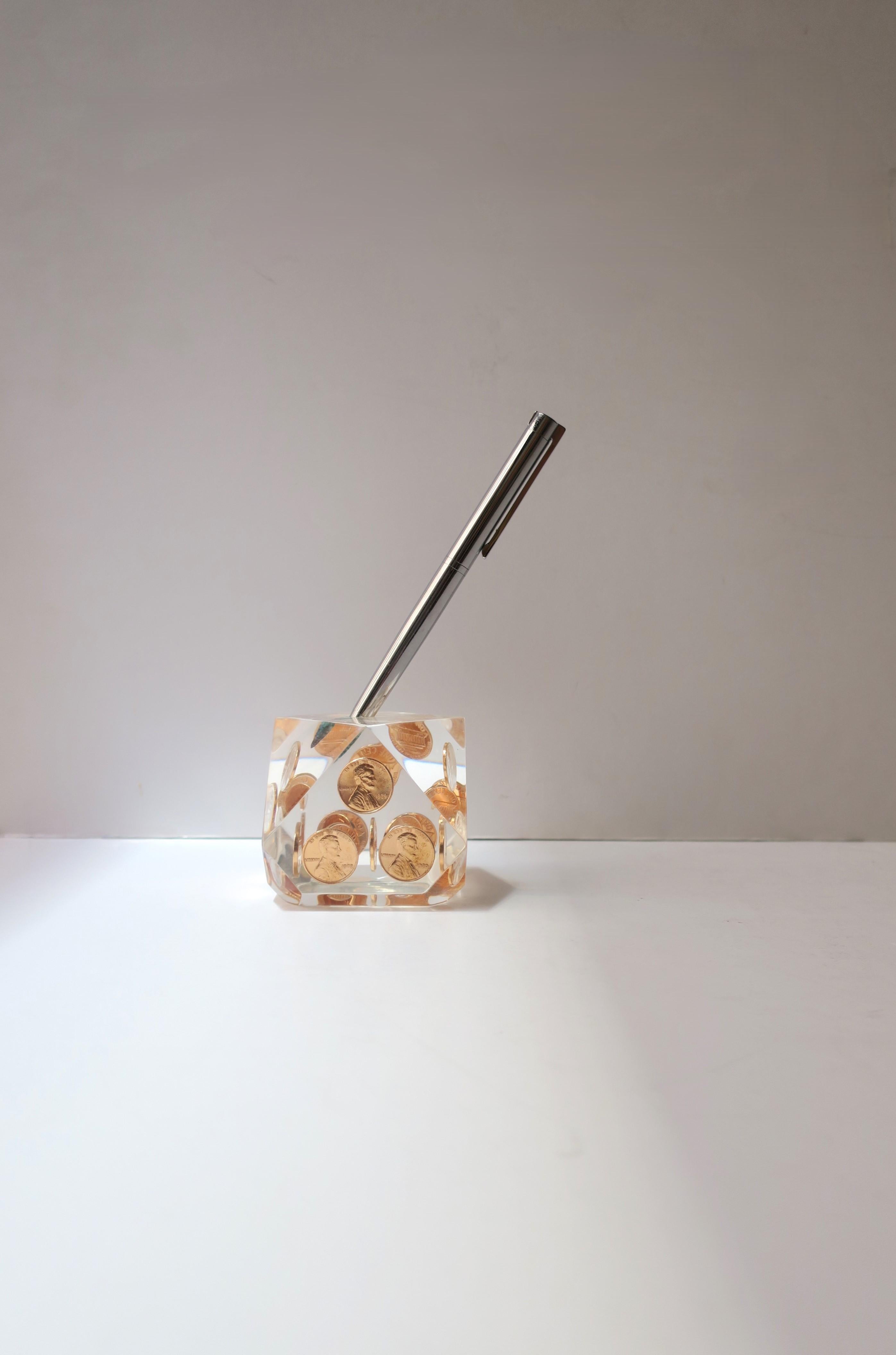 Ein Stifthalter aus Lucite und U.S. Coppery Penny dekoriert, Postmodernes Design, Vereinigte Staaten von Amerika. Alle Kupferpfennige, die in Lucite eingeschlossen sind, sind von 1953 bis 1981 datiert. Ein tolles Accessoire für den Schreibtisch.