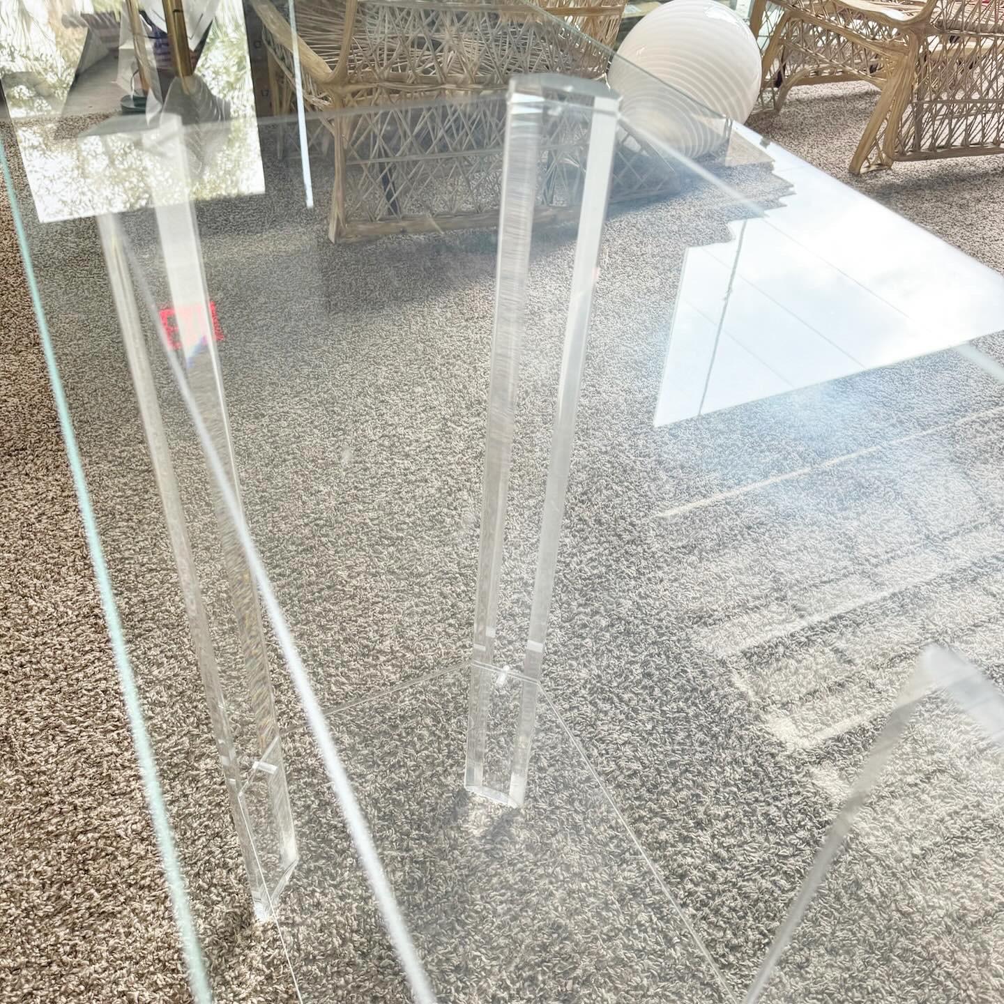 Der postmoderne Konsolentisch mit Glasplatte aus Lucite ist ein Beweis für moderne Eleganz. Der transparente Rahmen aus Lucite schafft eine schwebende Illusion, ideal für moderne Räume. Das minimalistische Design fügt sich nahtlos in jede