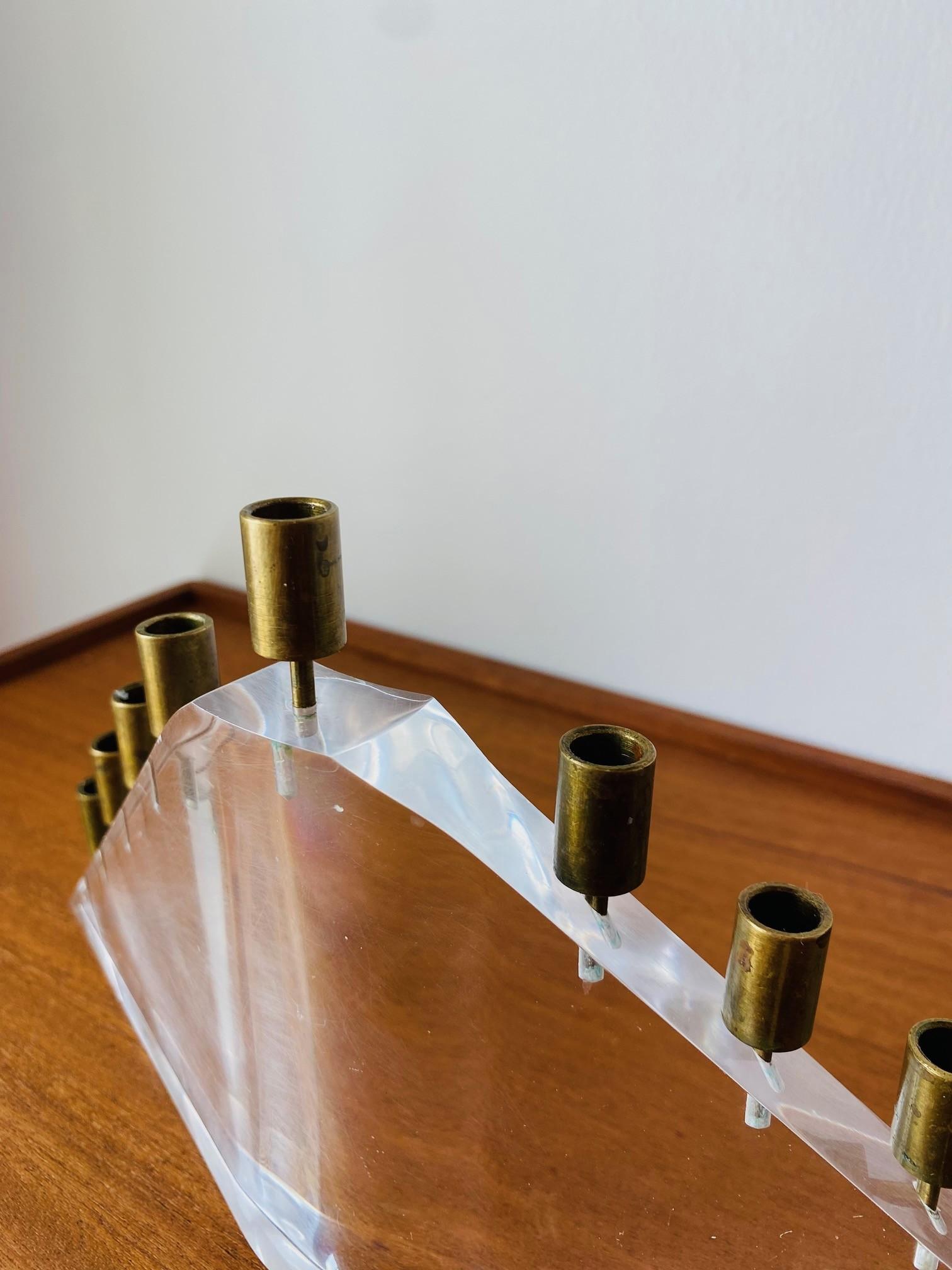 Menorah postmoderne en lucite Bon état - En vente à San Diego, CA