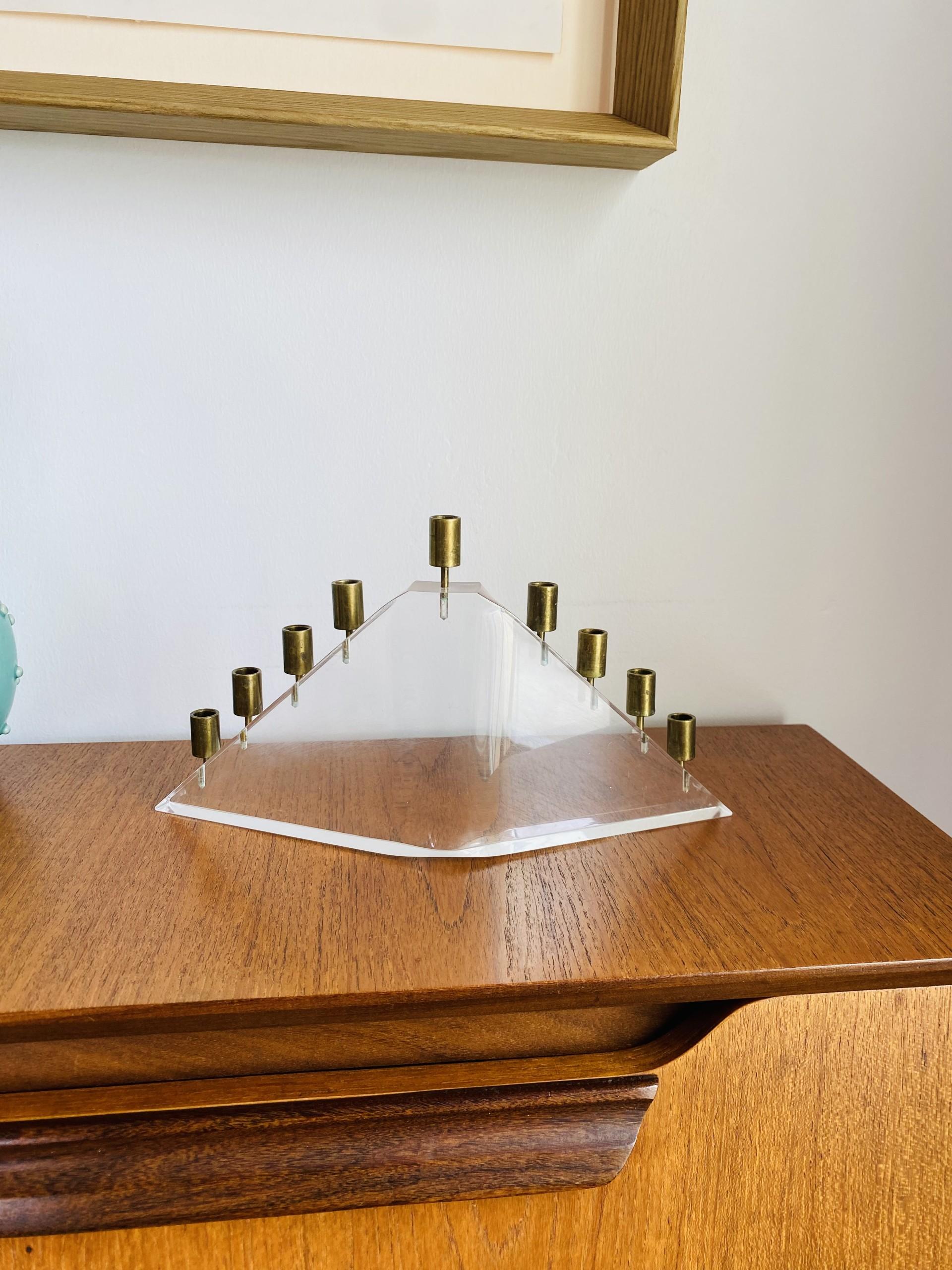 Menorah postmoderne en lucite en vente 2