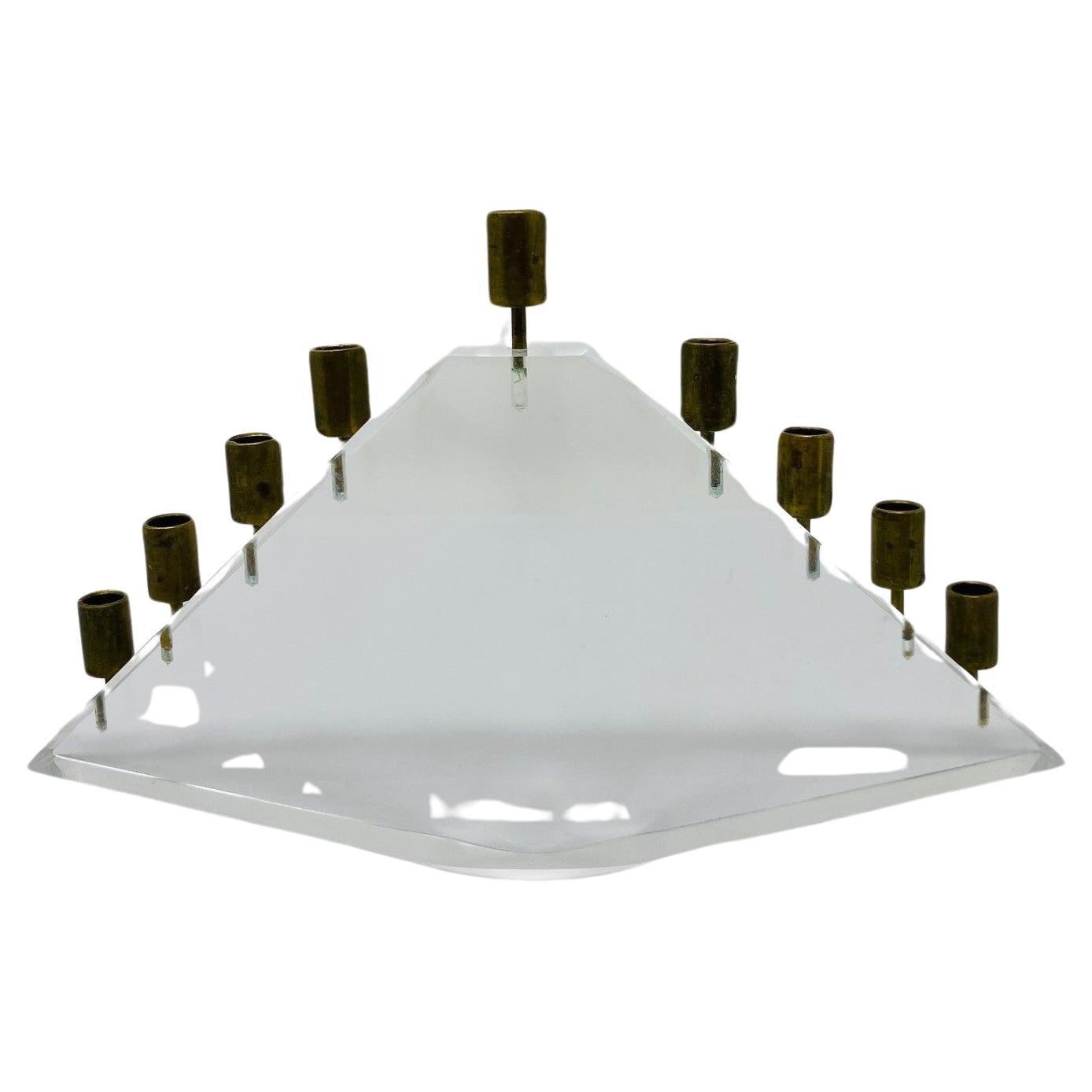 Magnifique menorah postmoderne en lucite. Base en lucite et récipients de support en laiton qui se complètent graphiquement. Le menorah mesure 10,5