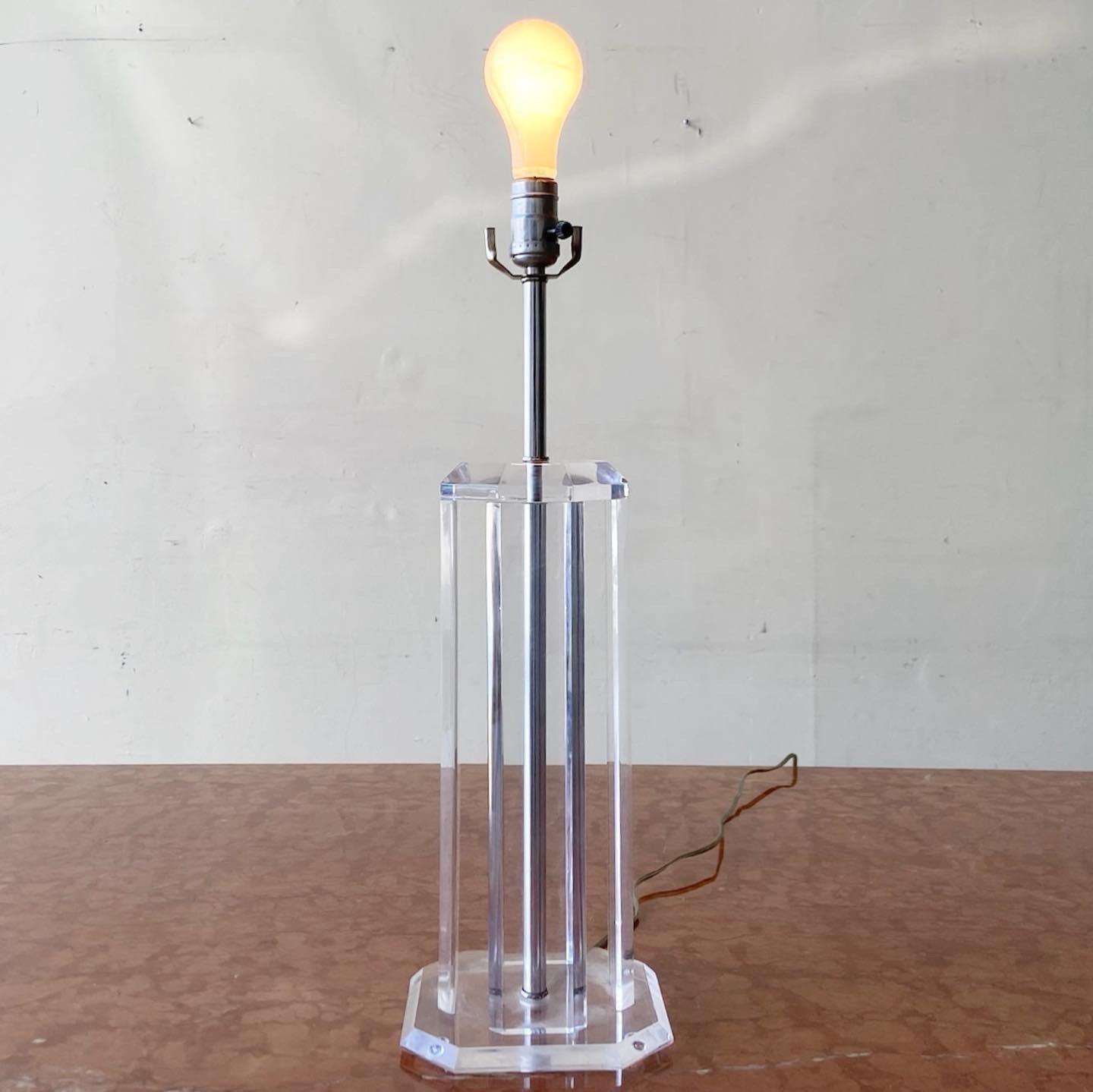 Postmodern Lucite Pillar Table Lamp In Good Condition For Sale In Delray Beach, FL