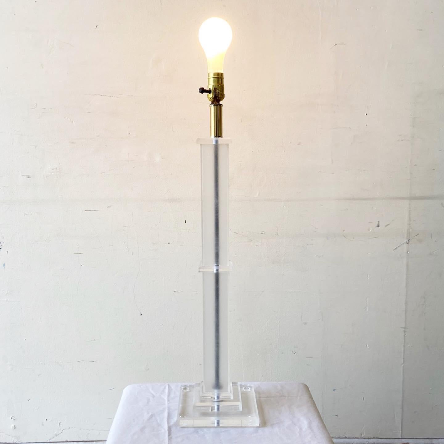 Postmodern Lucite Pillar Table Lamp In Good Condition For Sale In Delray Beach, FL
