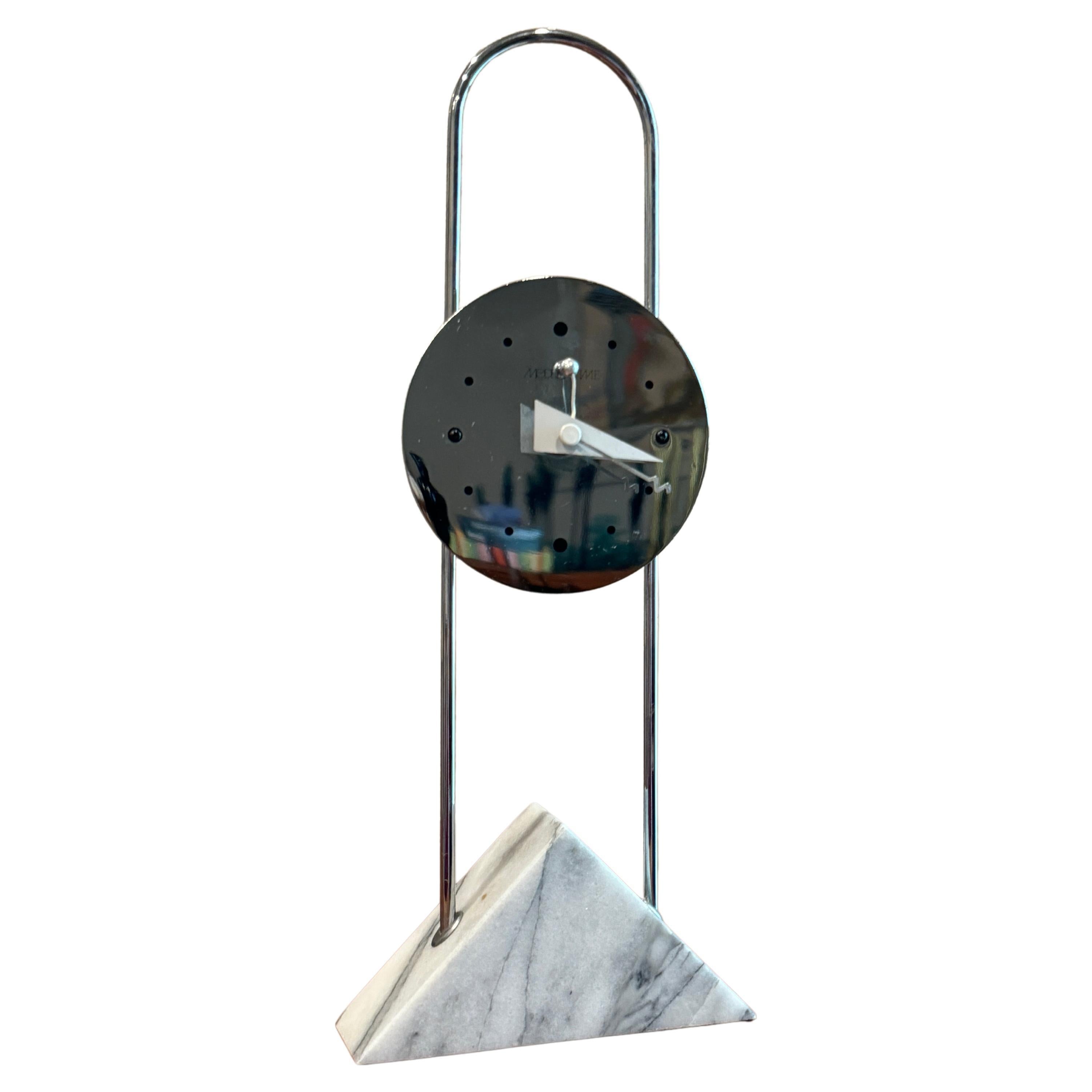 Horloge de table Moderntime postmoderne en marbre et chrome de Canetti. Vers 1988