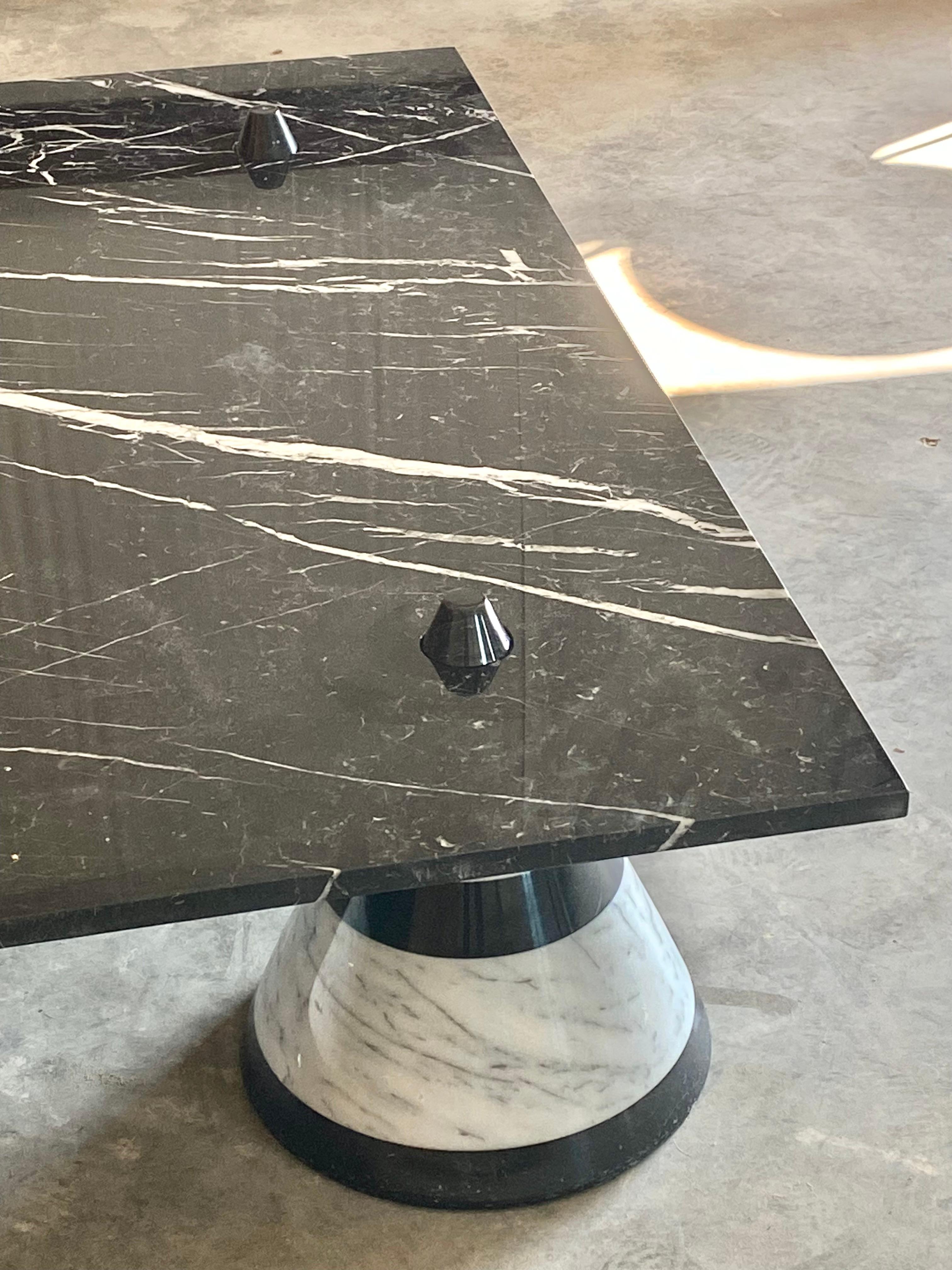 Table basse/table à cocktail postmoderne en marbre (d'après Angelo Mangiarotti) en vente 8