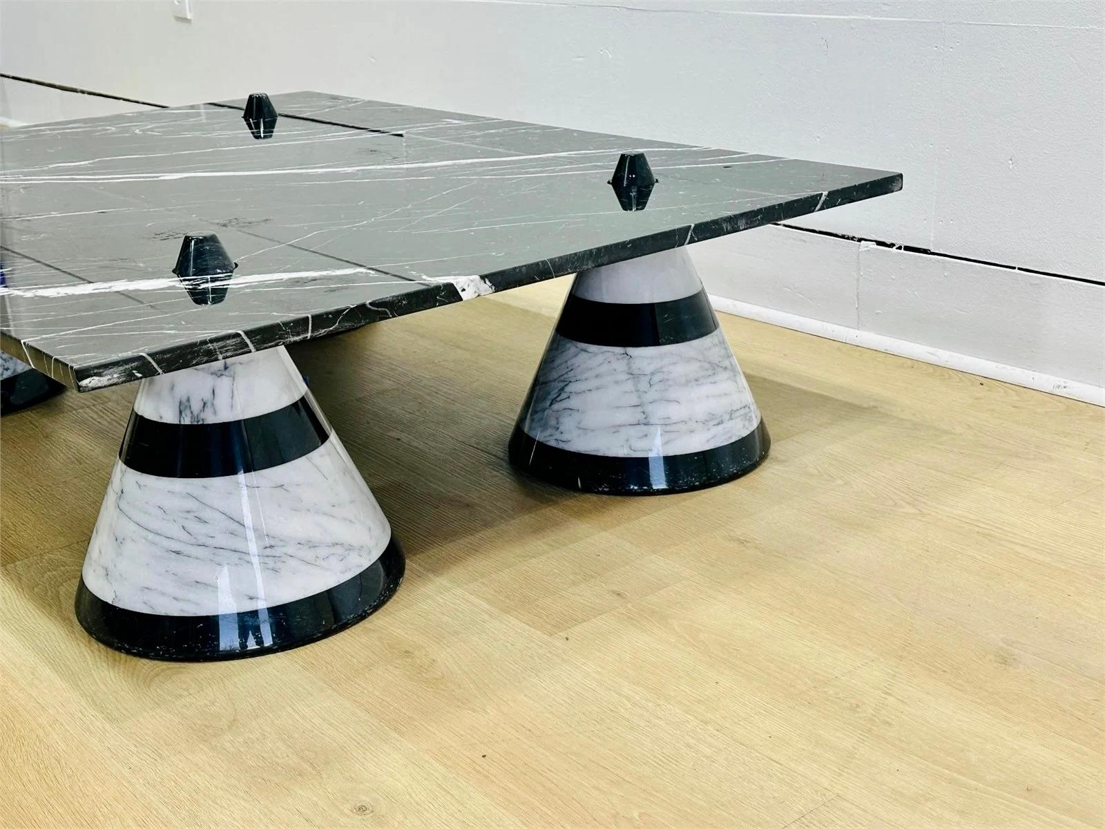 Sculpturale table à cocktail postmoderne en marbre avec quatre 
