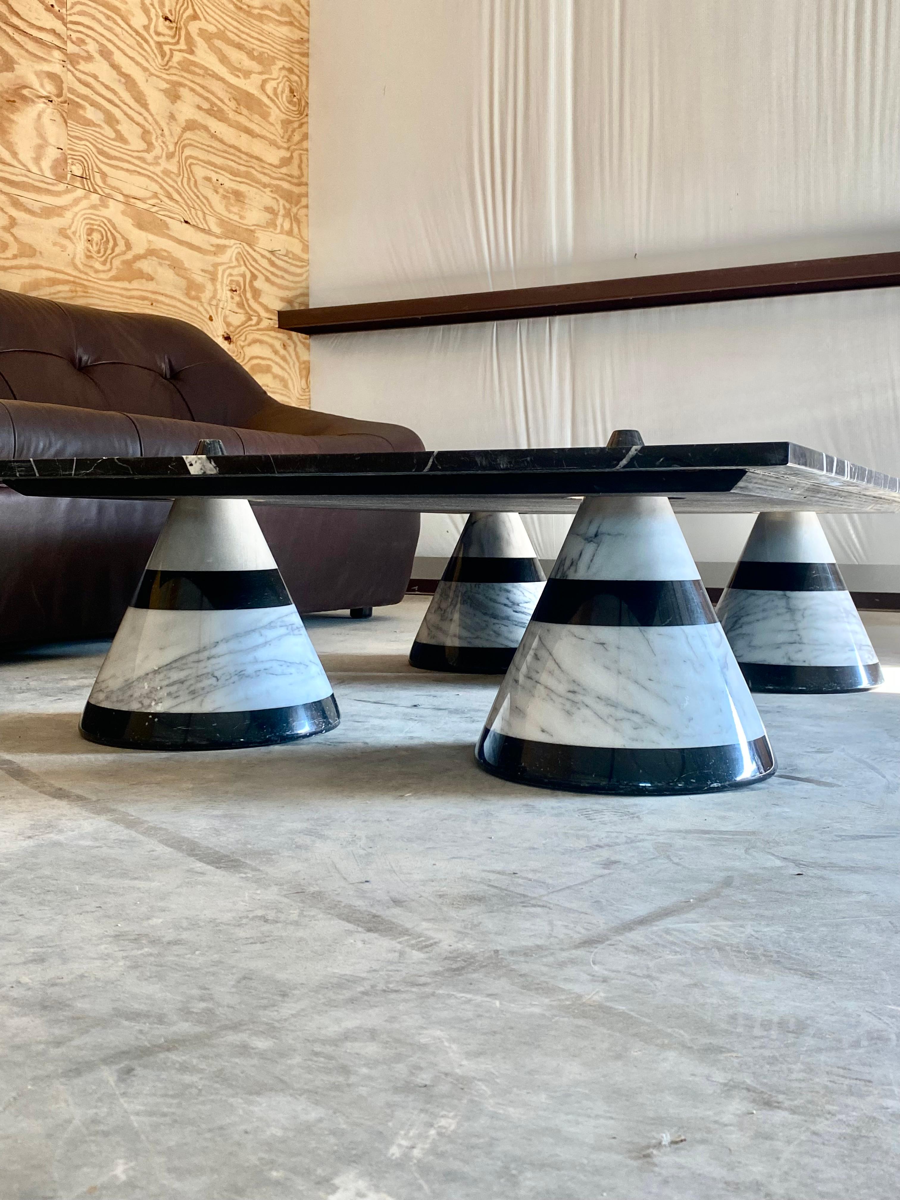 Sculpté Table basse/table à cocktail postmoderne en marbre (d'après Angelo Mangiarotti) en vente