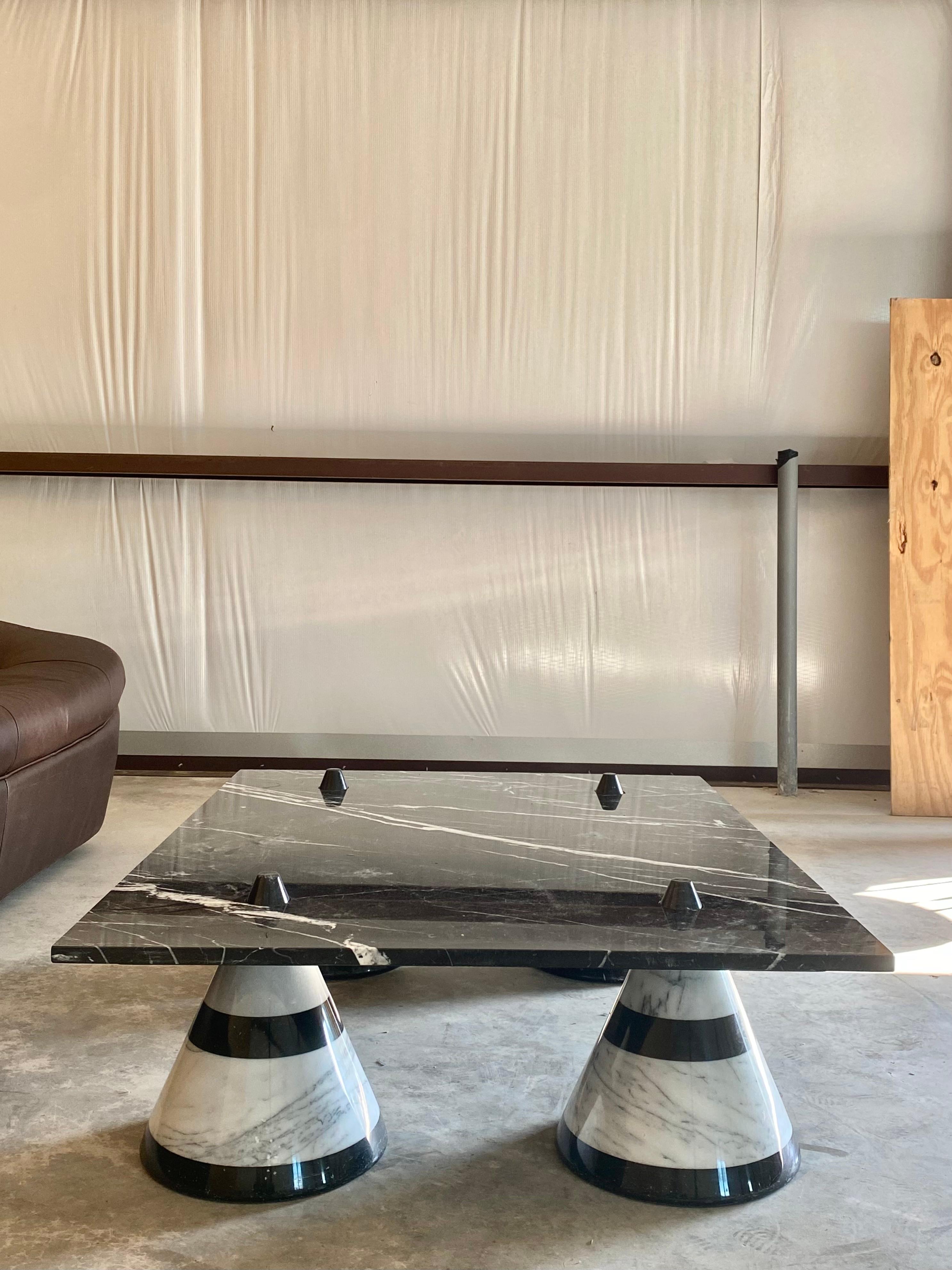 20ième siècle Table basse/table à cocktail postmoderne en marbre (d'après Angelo Mangiarotti) en vente