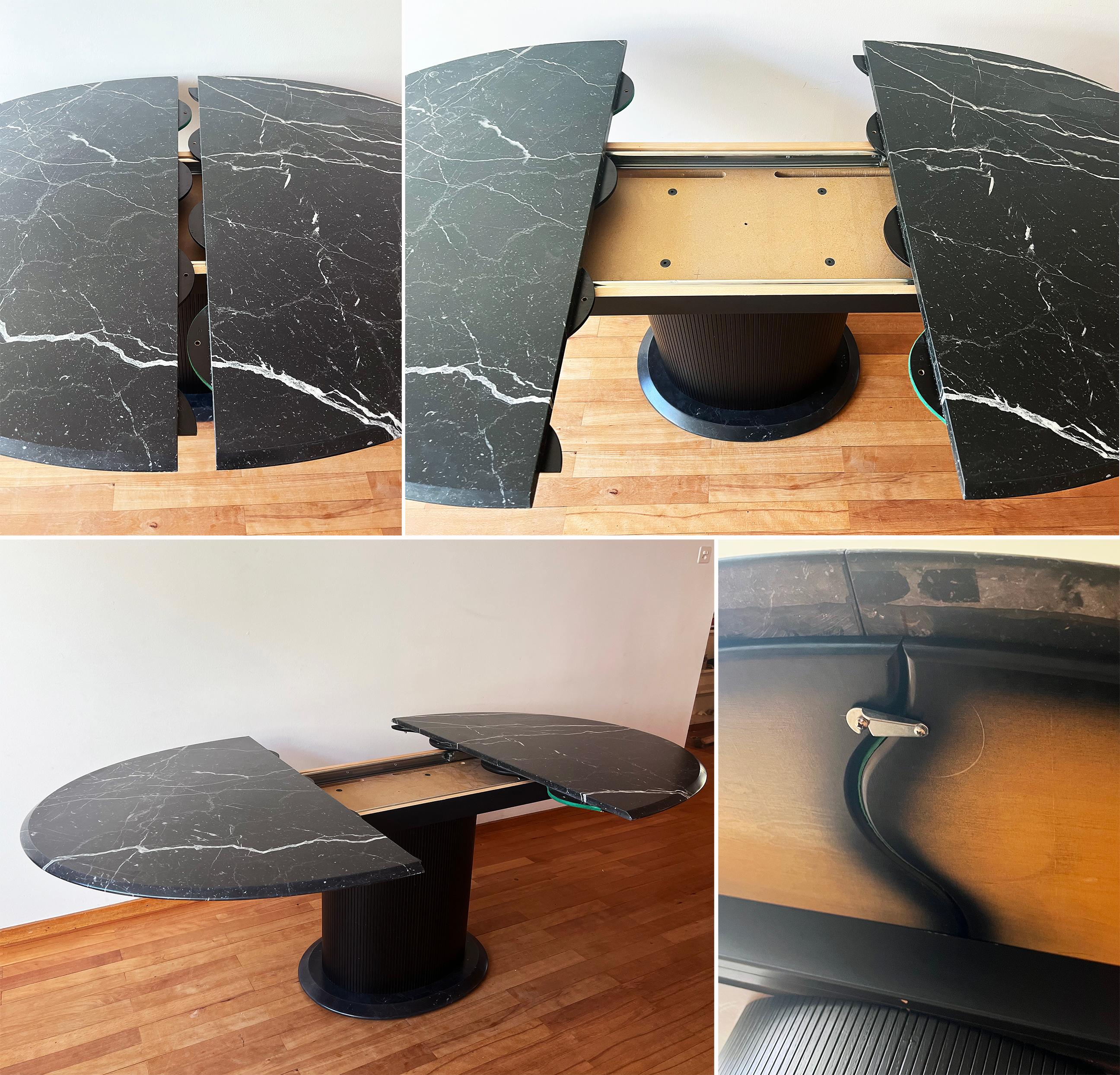 Incroyable table italienne postmoderne des années 1980 en marbre avec base en bois laqué ébonisé et rallonge de table en bois laqué du même style.  Cette pièce est polyvalente et d'un design rare. Il est GORGEUX en personne !

Magnifique motif