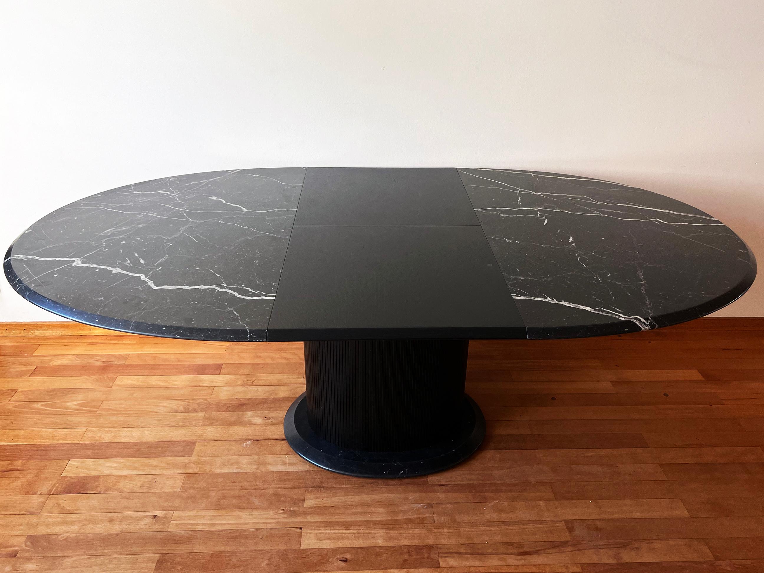 Postmoderne Table de salle à manger ovale extensible postmoderne en marbre et bois ébénisé avec base sur piédestal en vente