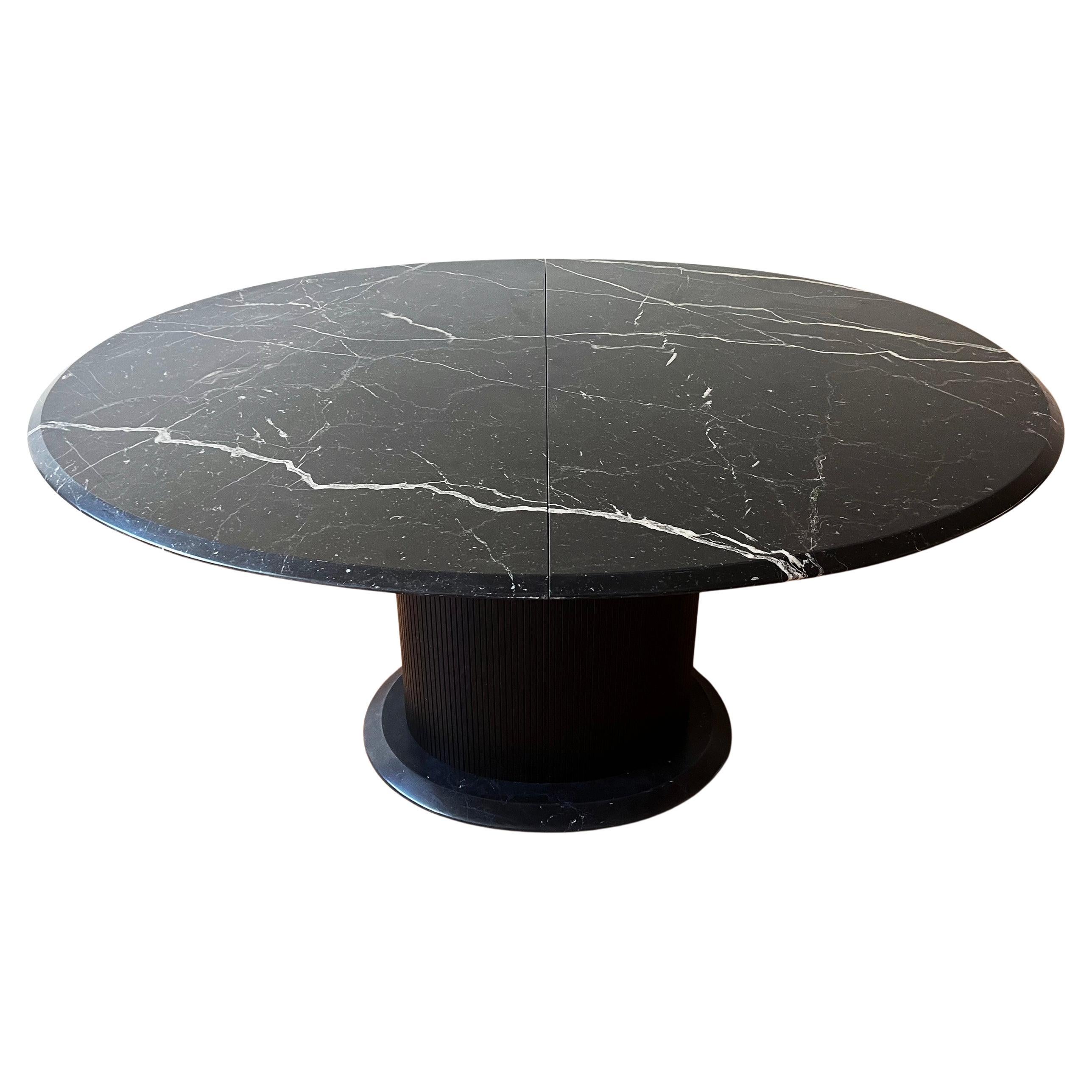 Table de salle à manger ovale extensible postmoderne en marbre et bois ébénisé avec base sur piédestal en vente