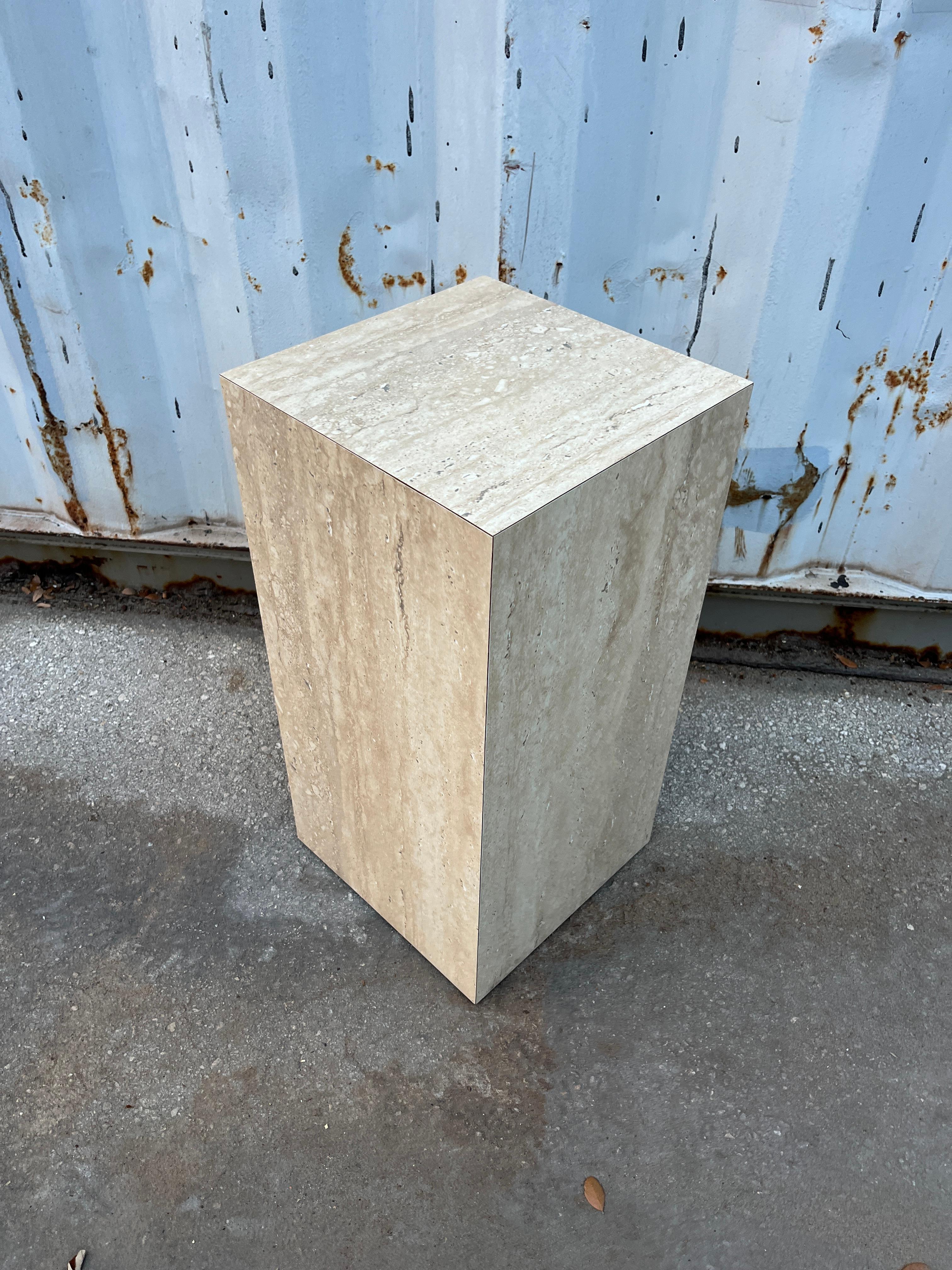 Postmoderner marmorierter Laminatsockel. Circa 1980er Jahre im Angebot 3