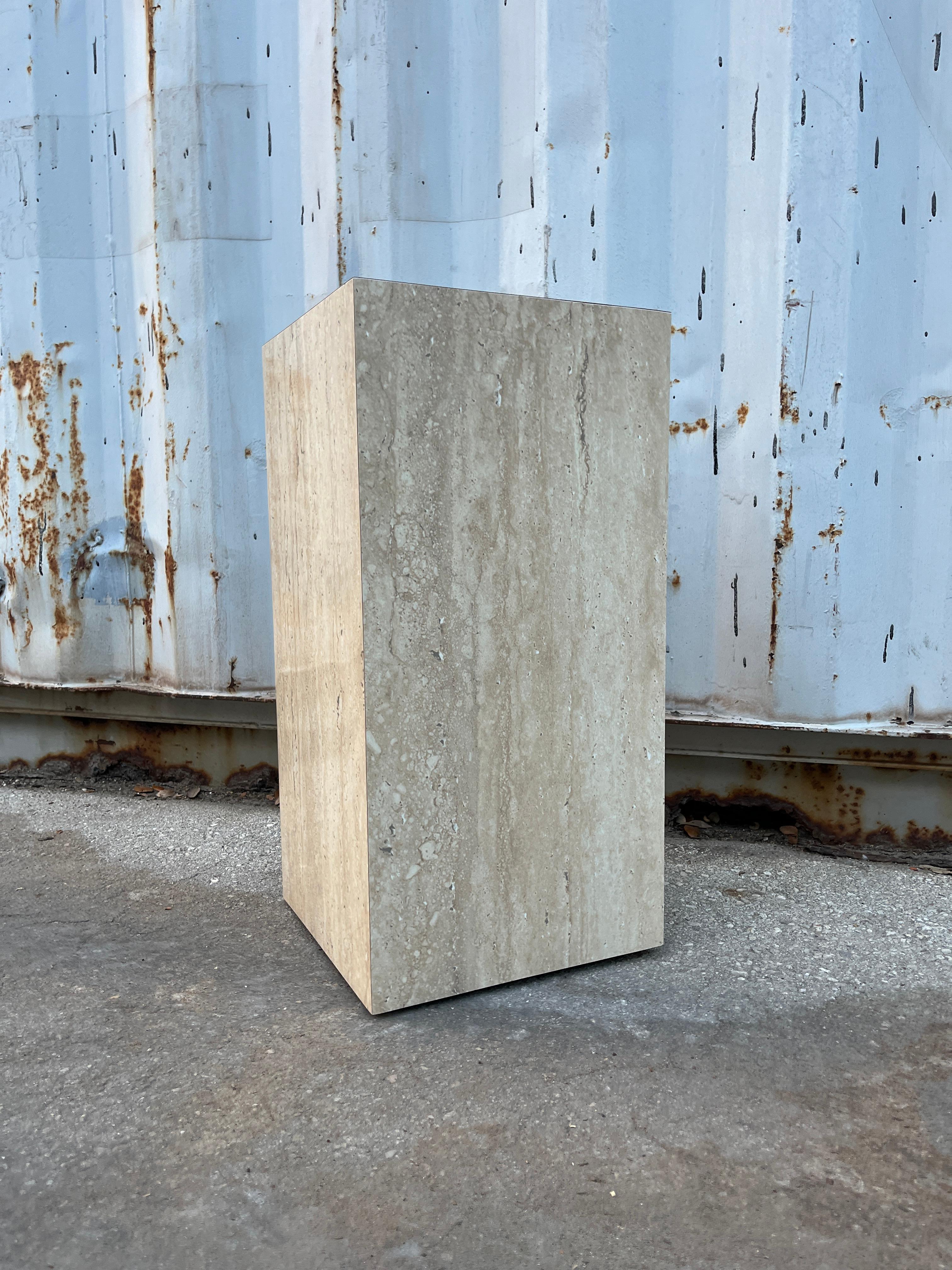 Vintage Postmodern Marmorierter Laminierter Sockel. Circa 1980er Jahre
Minimalistischer, vollständig mit Kunststeinmustern beschichteter Rahmen.
In ausgezeichnetem, fast neuwertigem Originalzustand mit sehr geringen Gebrauchs- und