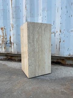 Piedistallo postmoderno in laminato marmoreo. Circa anni '80