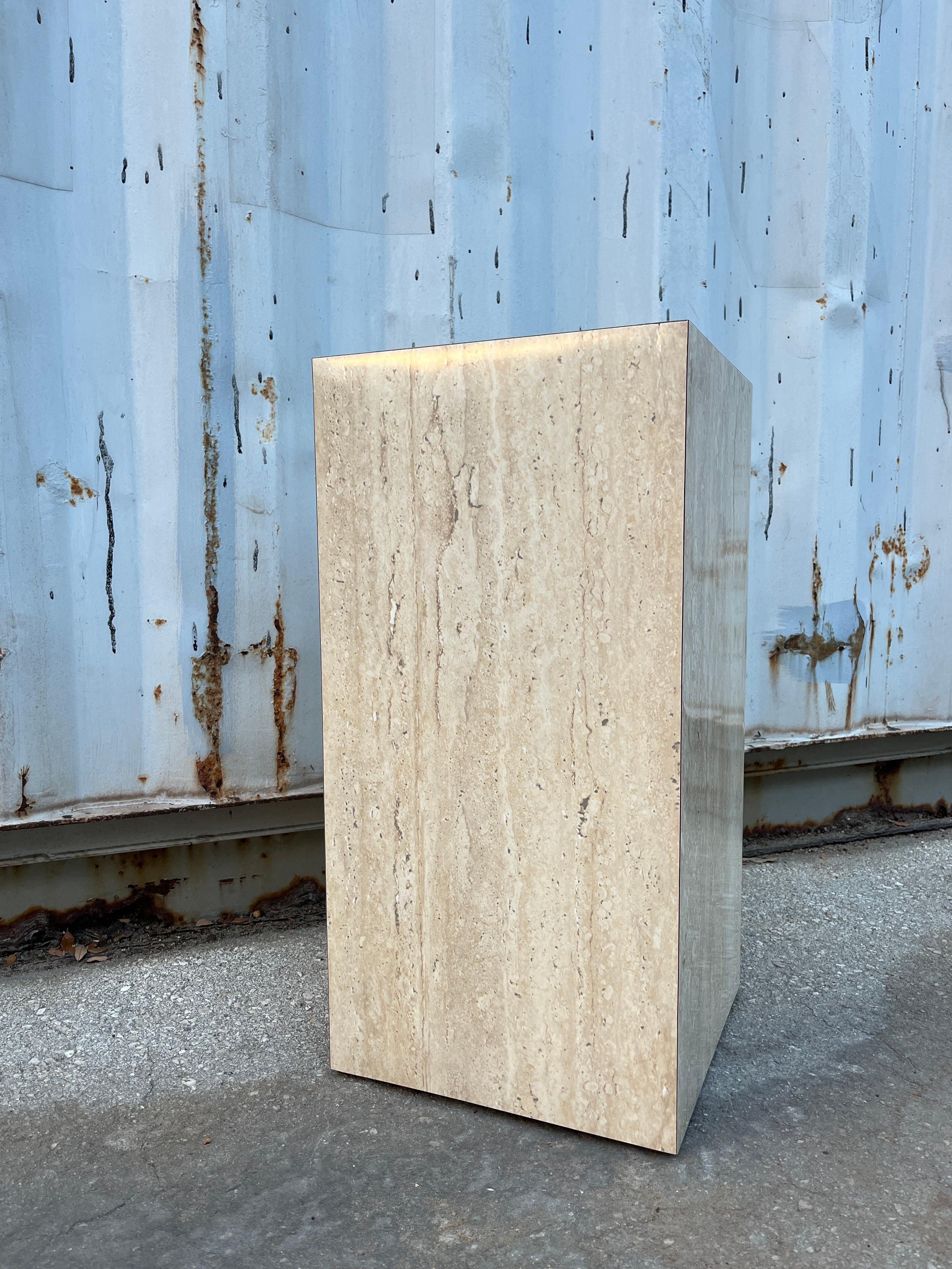 Postmoderner marmorierter Laminatsockel. Circa 1980er Jahre (amerikanisch) im Angebot