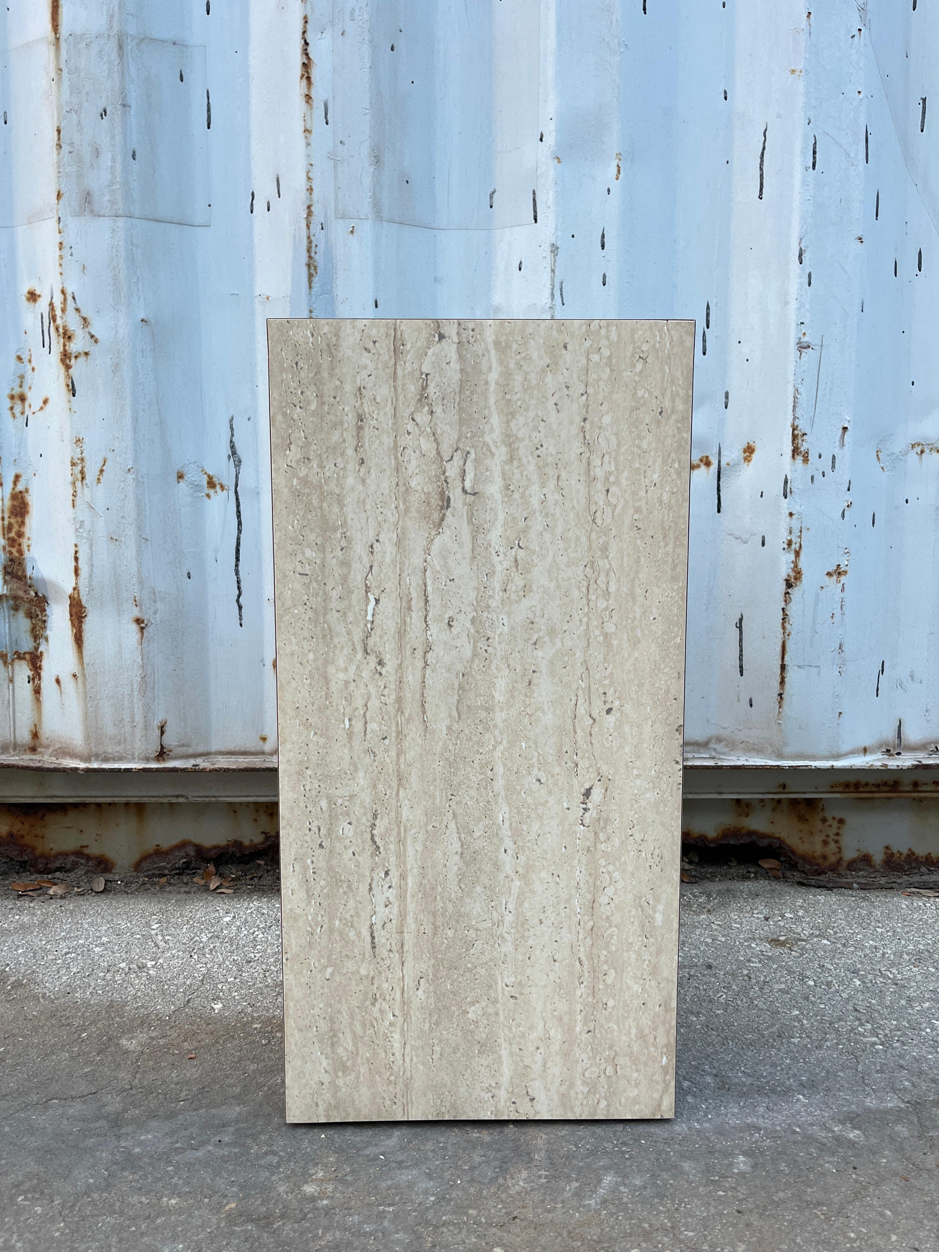 Postmoderner marmorierter Laminatsockel. Circa 1980er Jahre (Laminiert) im Angebot