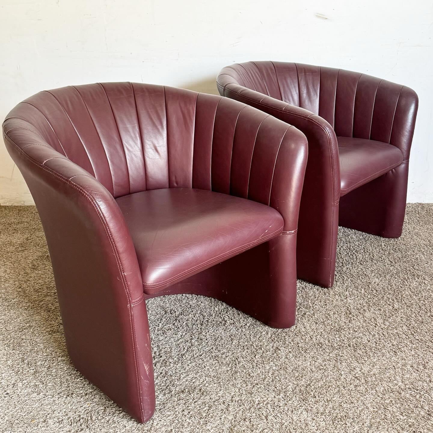 Entdecken Sie die Eleganz der kastanienbraunen Kunstlederstühle mit Muschelschale. Mit ihrem einzigartigen Design und der luxuriösen Polsterung verleihen diese Stühle jedem Raum einen raffinierten Touch und vereinen Komfort mit postmodernem Flair.