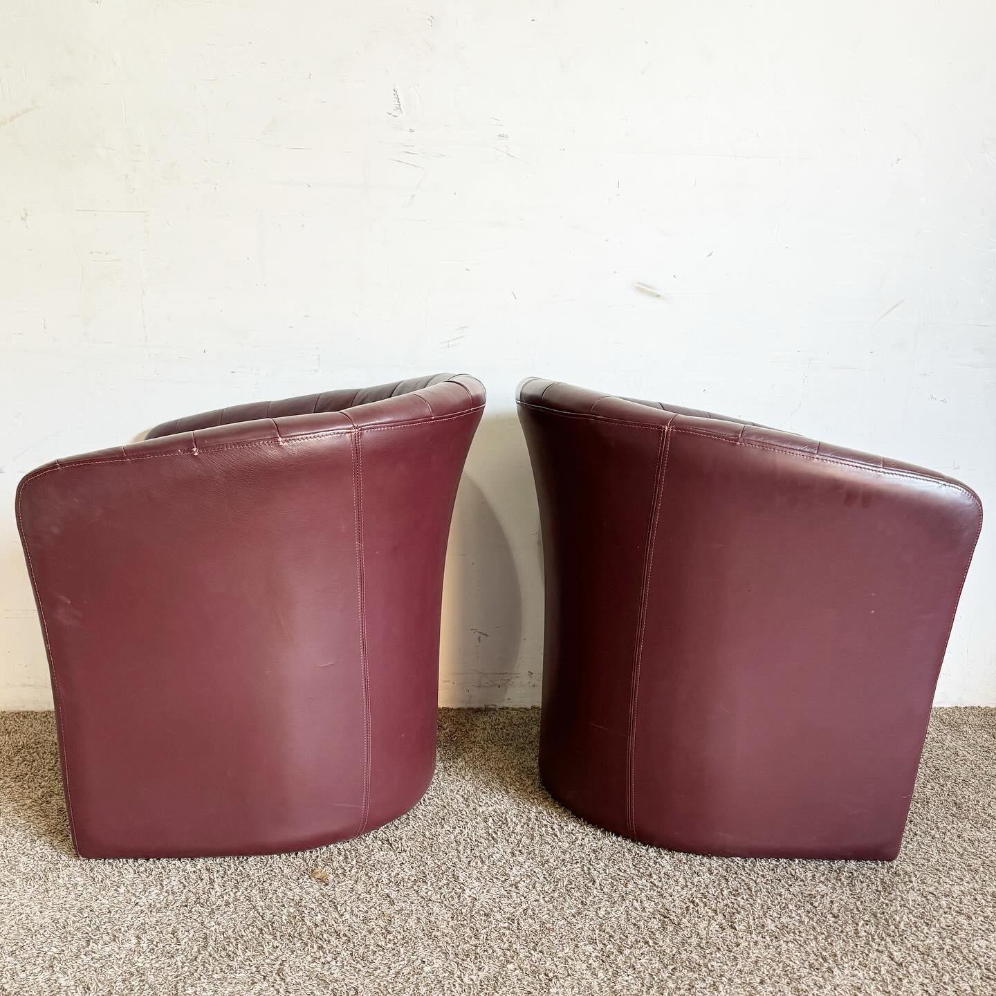 Postmoderne Maroon-Kunstleder-Klamshell-Rückenstühle mit Muschelrückenlehne - ein Paar 1