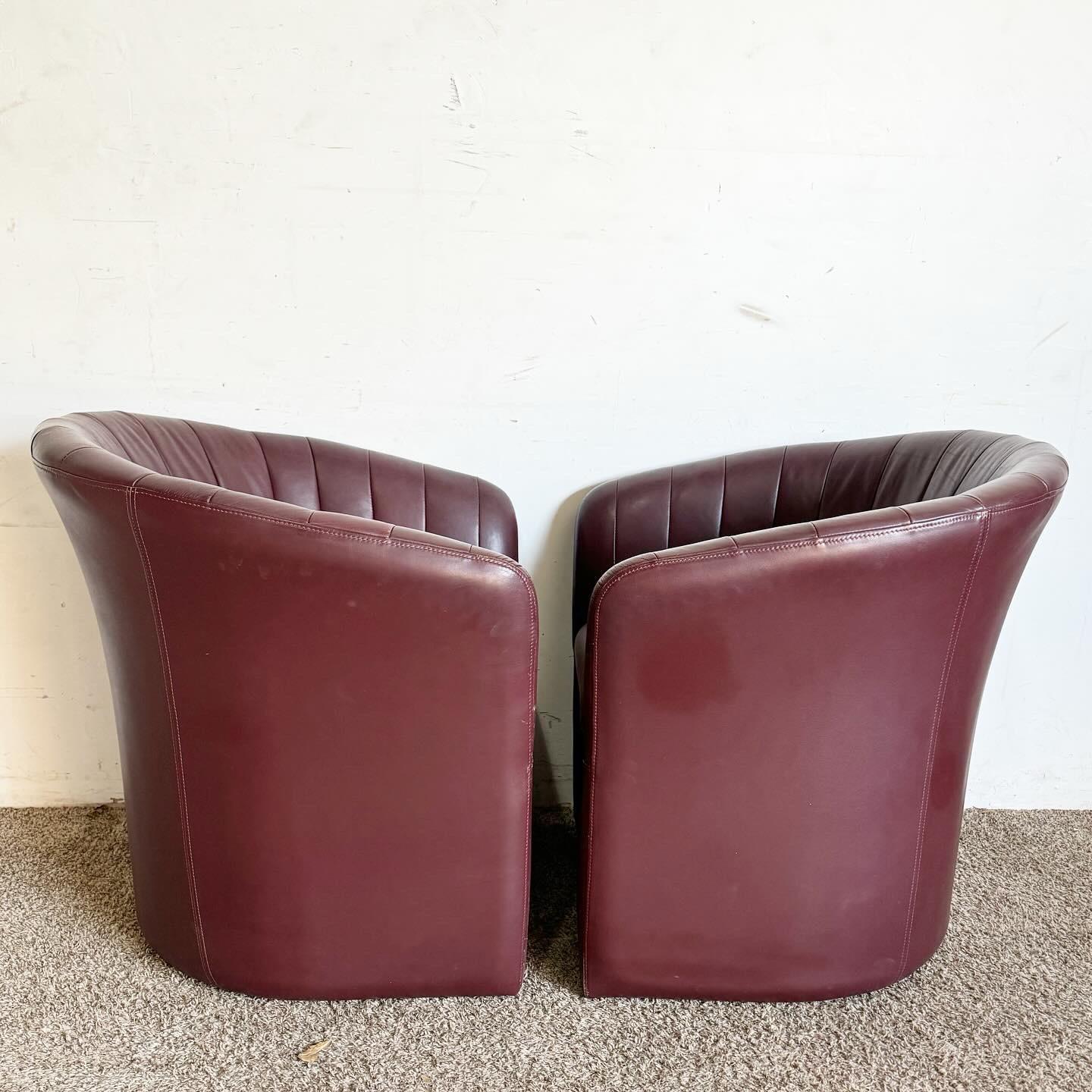 Postmoderne Maroon-Kunstleder-Klamshell-Rückenstühle mit Muschelrückenlehne - ein Paar 2