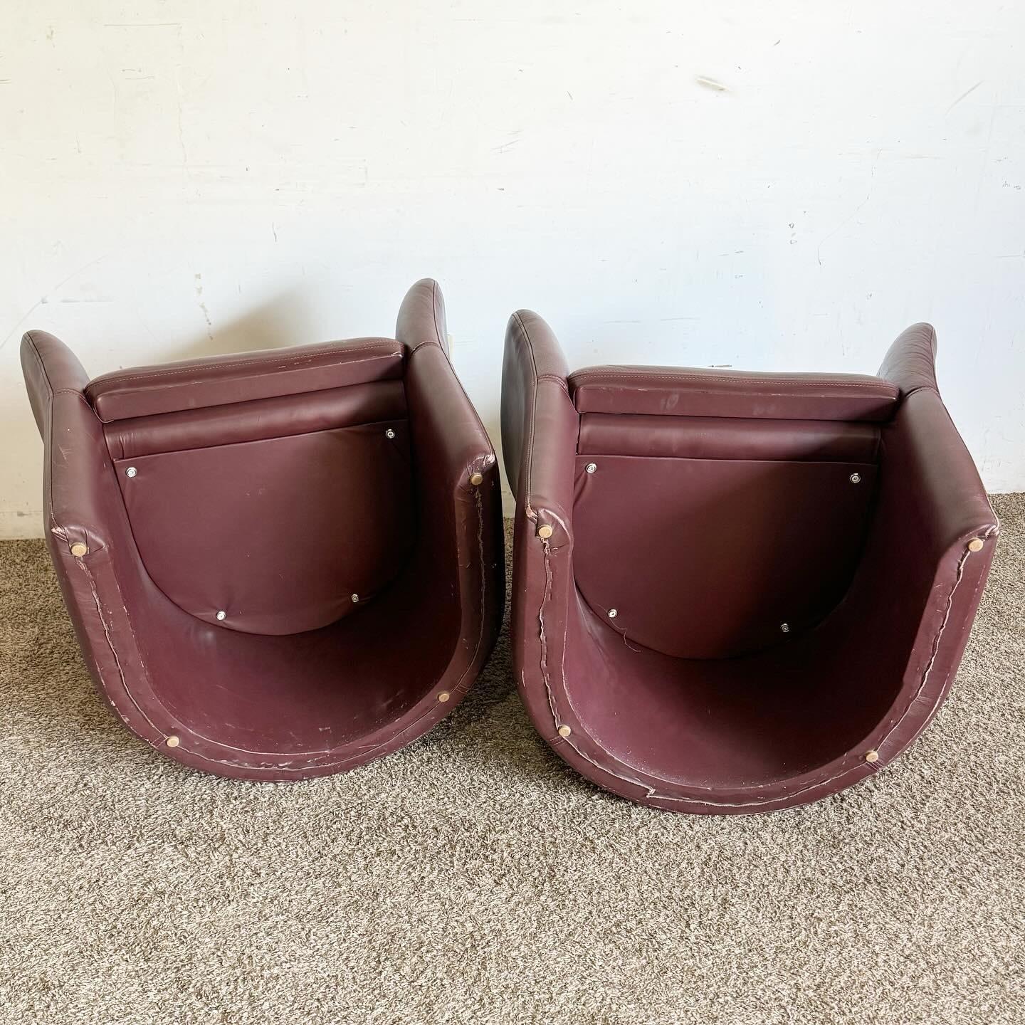 Postmoderne Maroon-Kunstleder-Klamshell-Rückenstühle mit Muschelrückenlehne - ein Paar 3