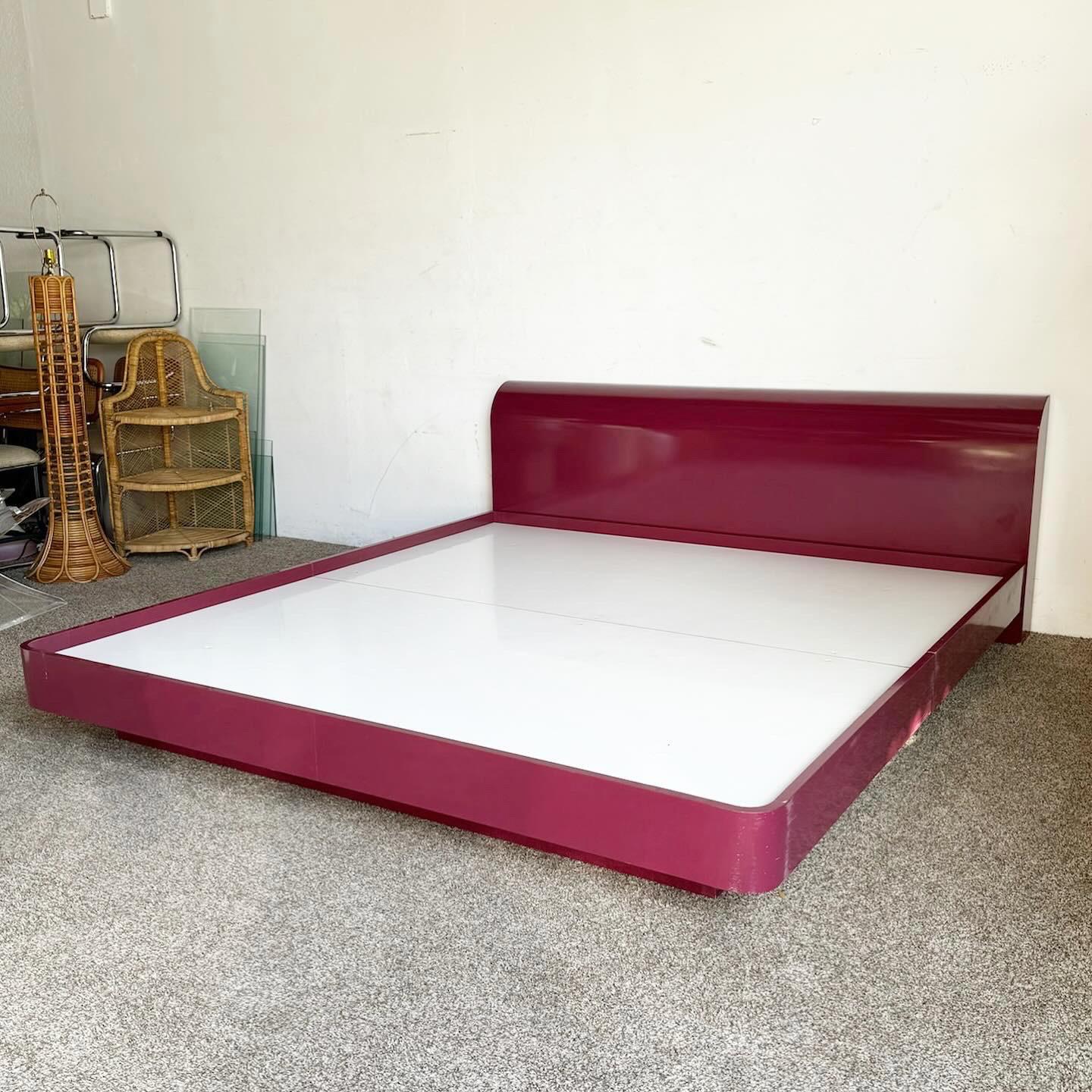 Verwandeln Sie Ihr Schlafzimmer mit dem Postmodern Maroon Lacquer King Bed Set. Dieses Bett mit Kopfteil ist in einen leuchtenden violetten Lack gehüllt und verkörpert die kühne, verspielte Ästhetik der damaligen Zeit. Die schlanken Linien und die